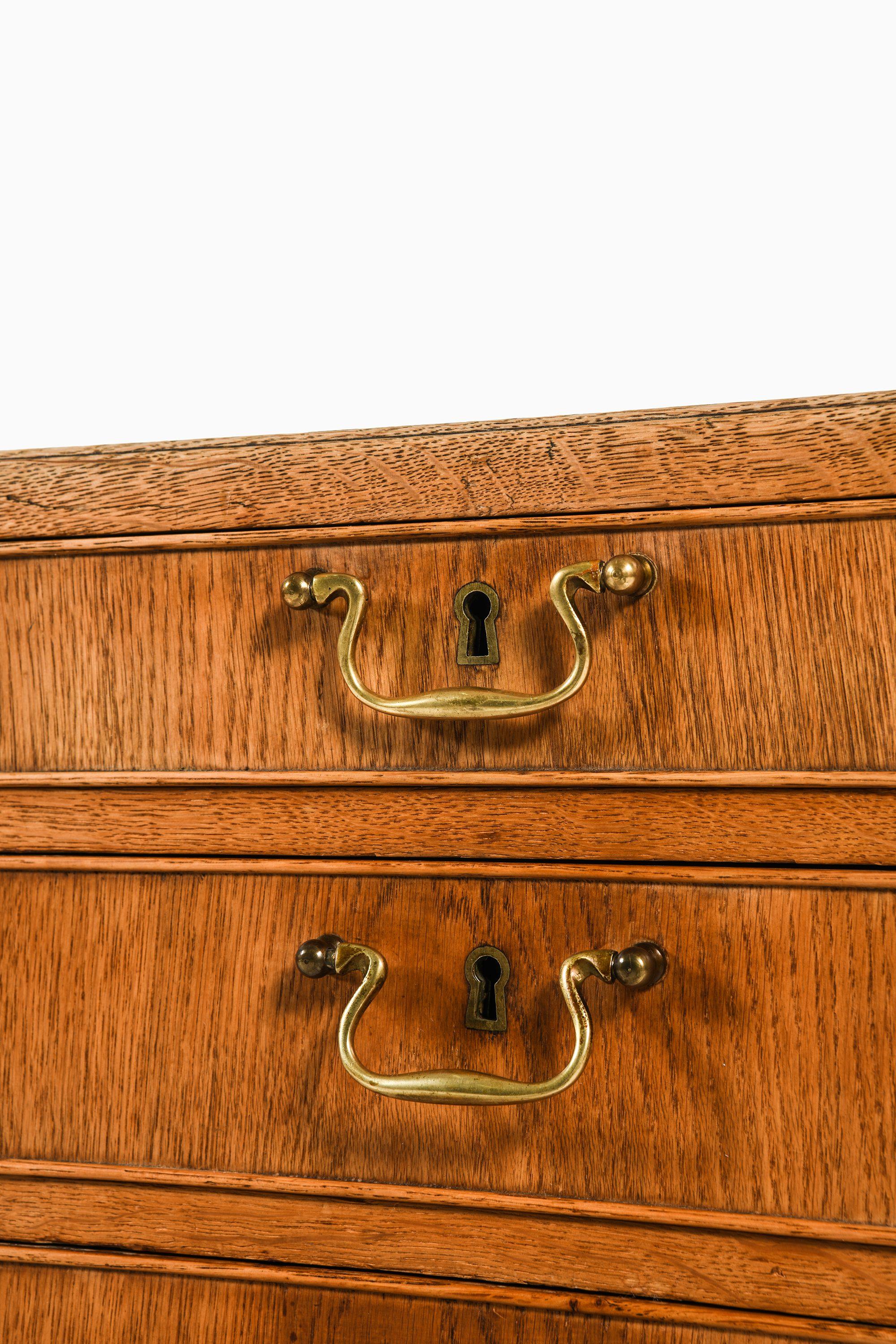 20ième siècle Bureau autoportant en Oak Oak et laiton, années 1960 en vente