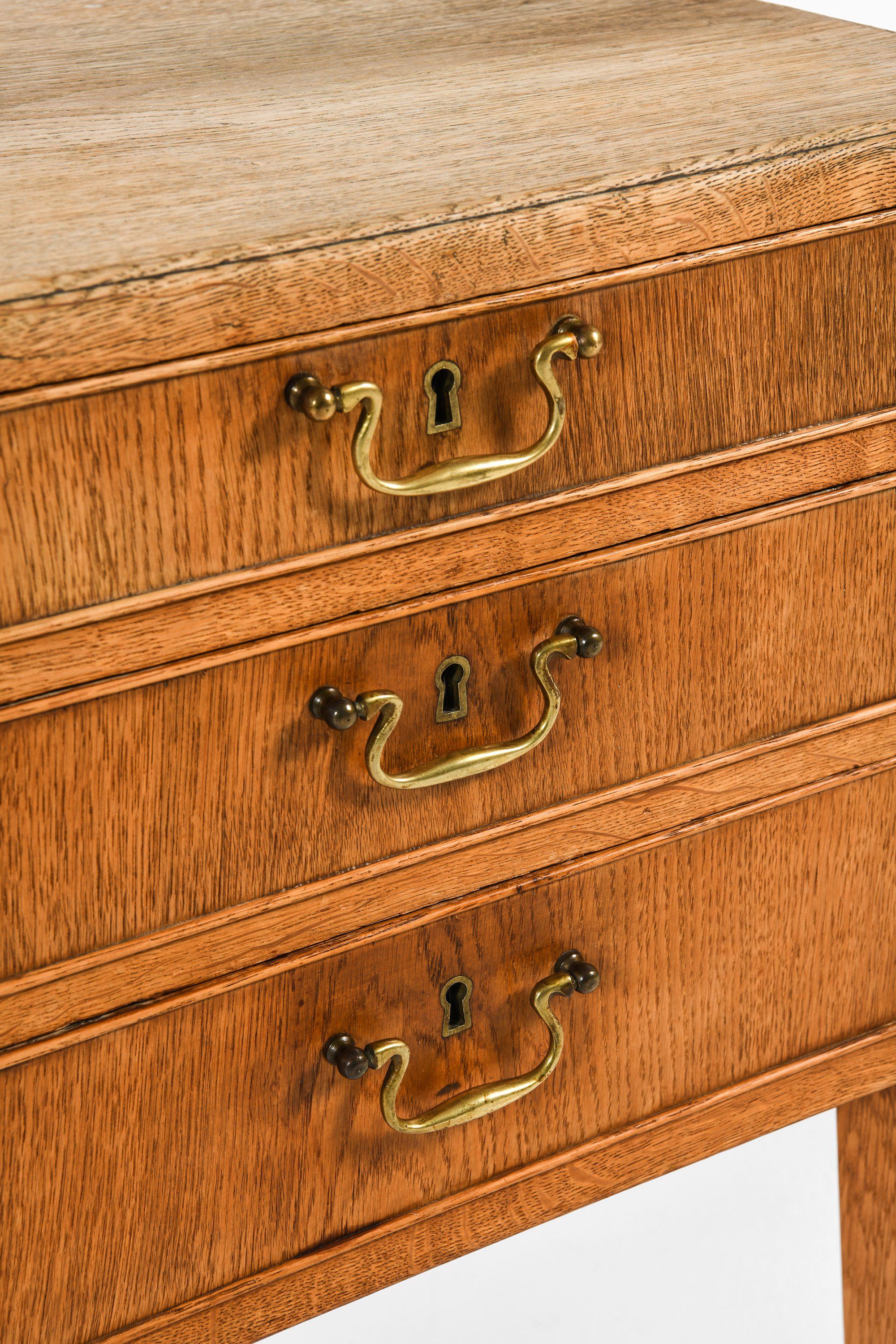 Chêne Bureau autoportant en Oak Oak et laiton, années 1960 en vente