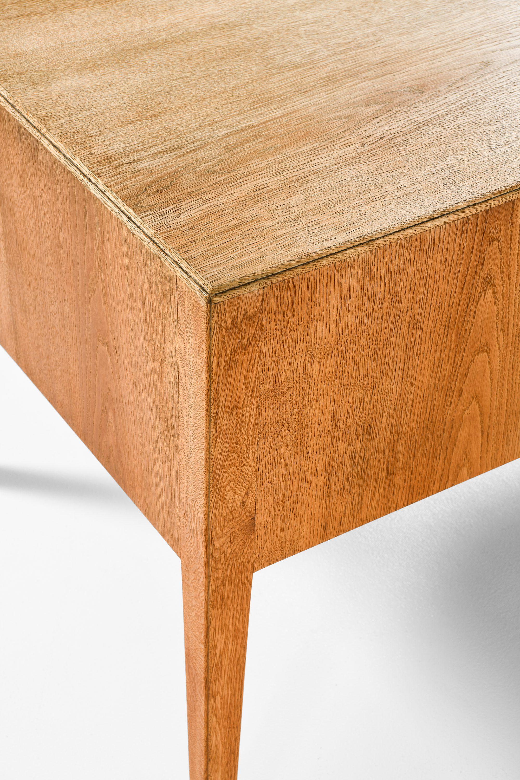 Bureau autoportant en Oak Oak et laiton, années 1960 en vente 2