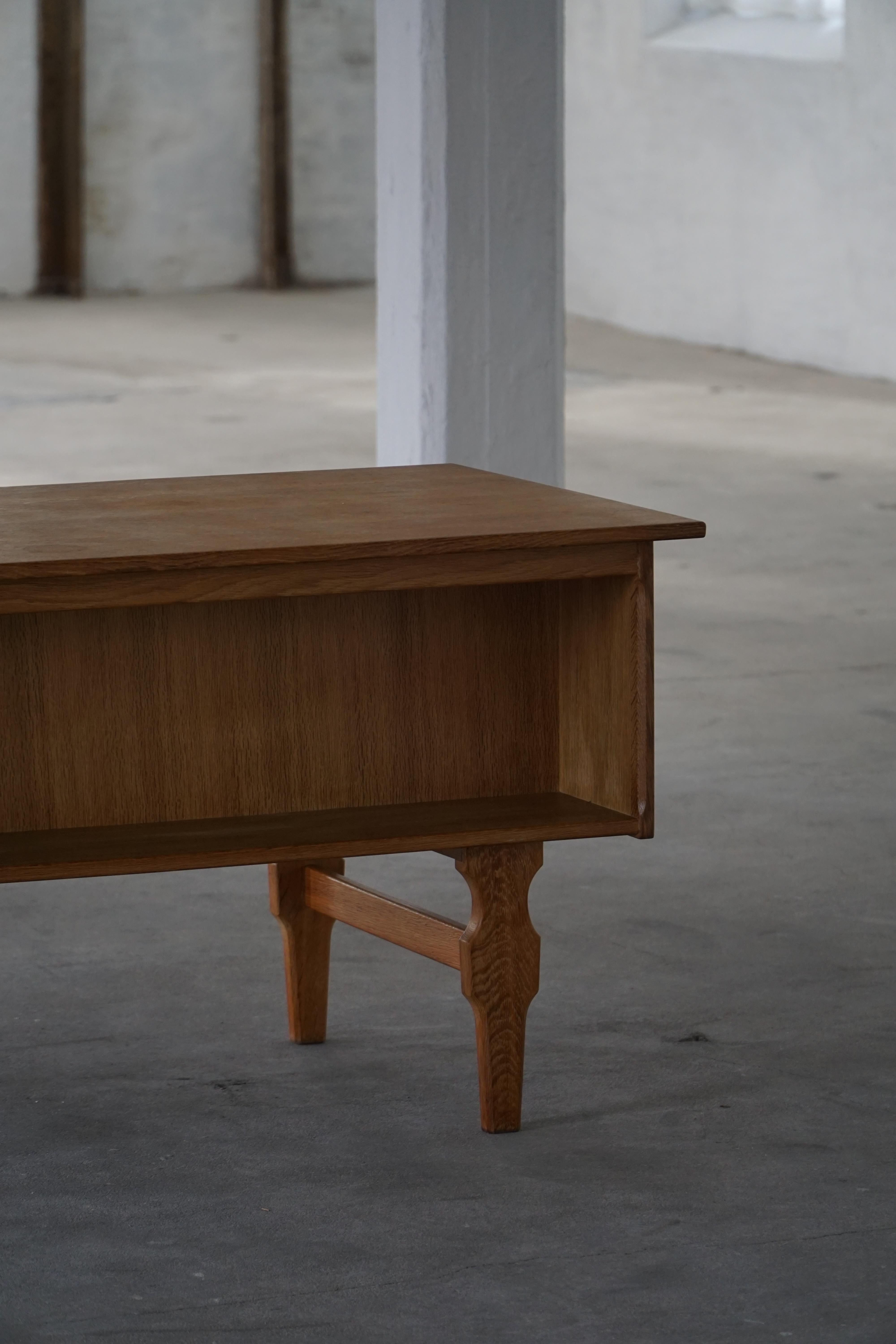 Bureau autoportant en Oak, modernité danoise du milieu du siècle, Henning Kjærnulf, années 1950 en vente 9