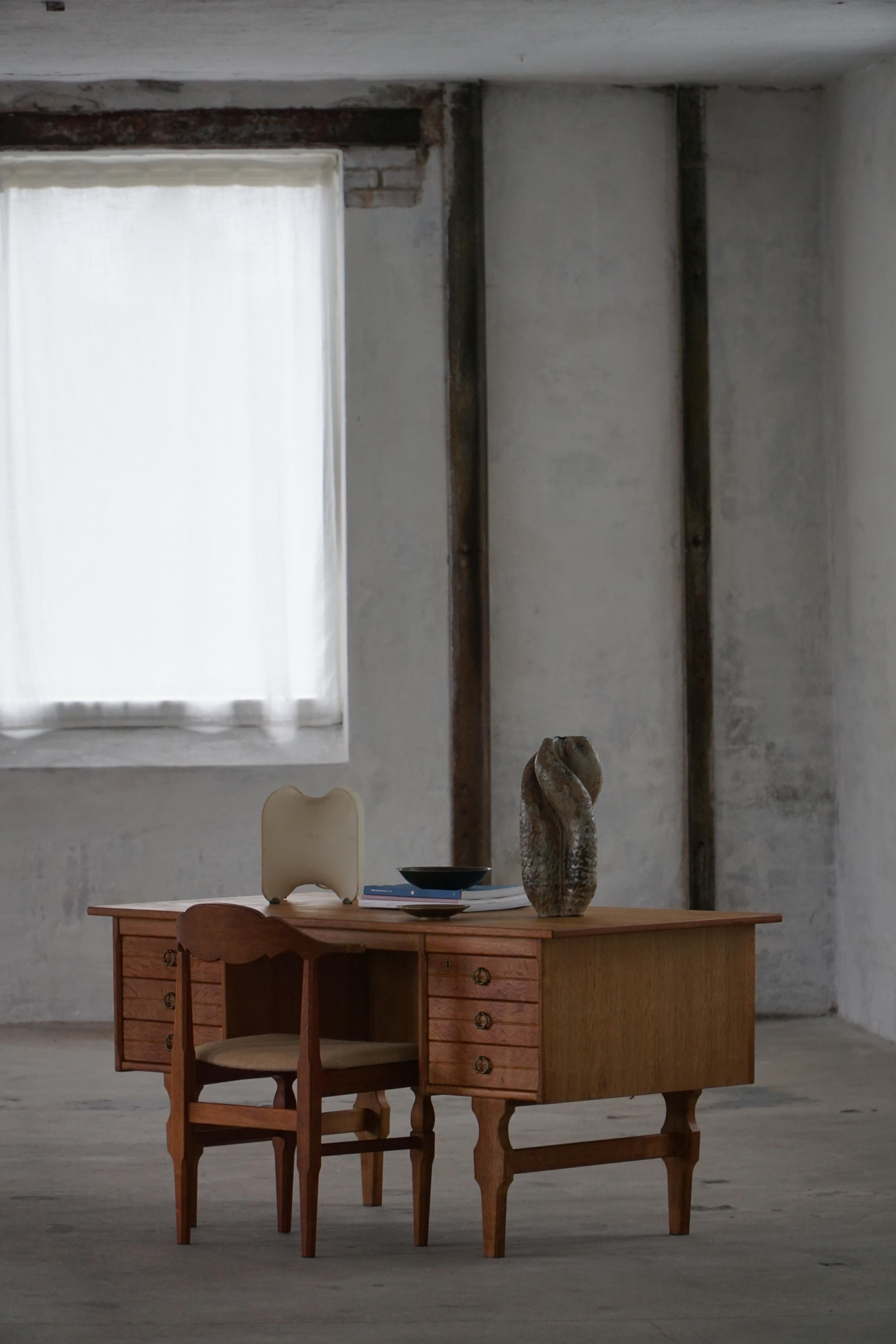Un élégant bureau autoportant conçu par le designer danois Henning Kjærnulf dans les années 1950. Fabriquée en chêne riche, cette pièce présente une chaleur tactile grâce à sa surface finement grainée et à son esthétique épurée.

Le bureau présente