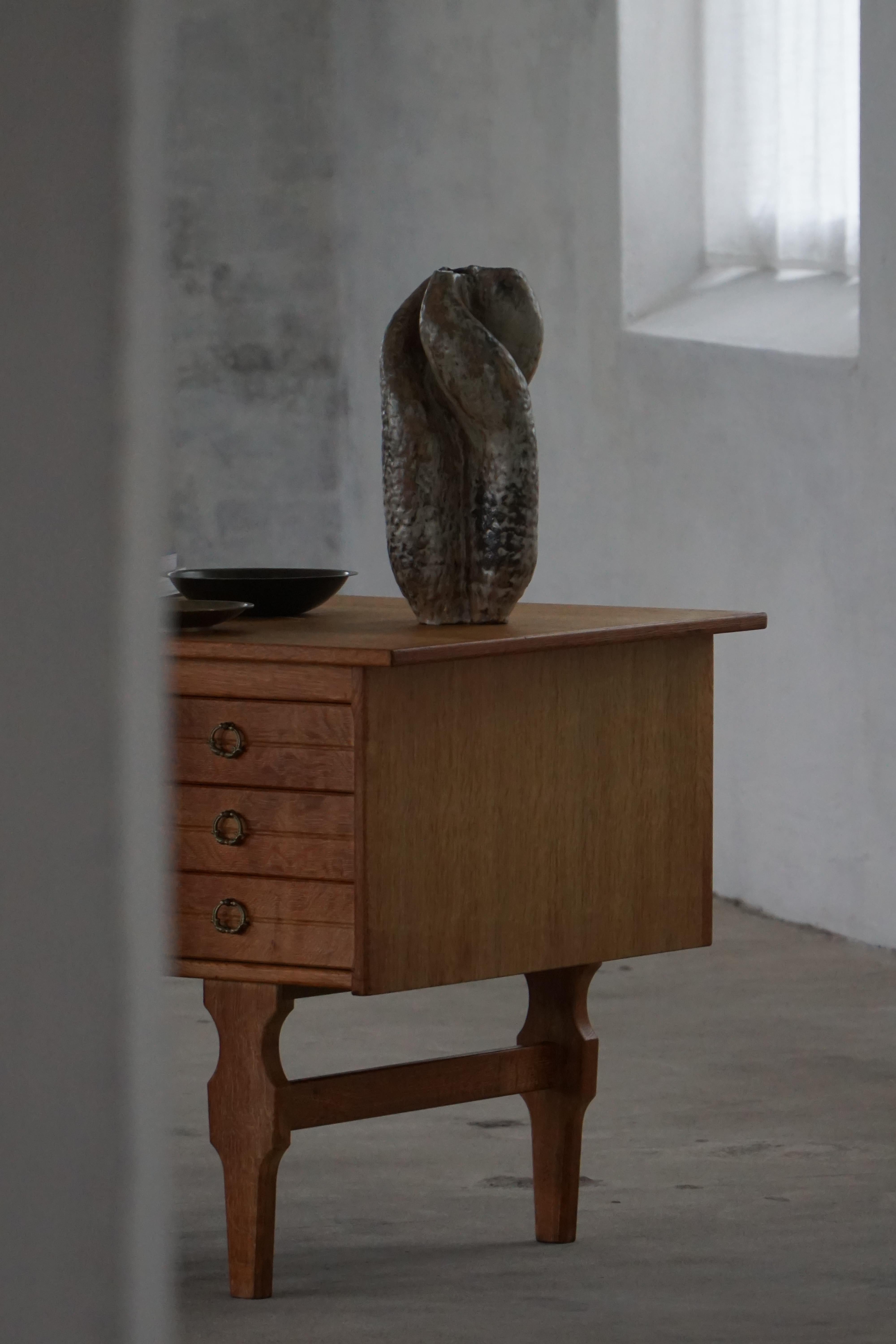 Brutalisme Bureau autoportant en Oak, modernité danoise du milieu du siècle, Henning Kjærnulf, années 1950 en vente