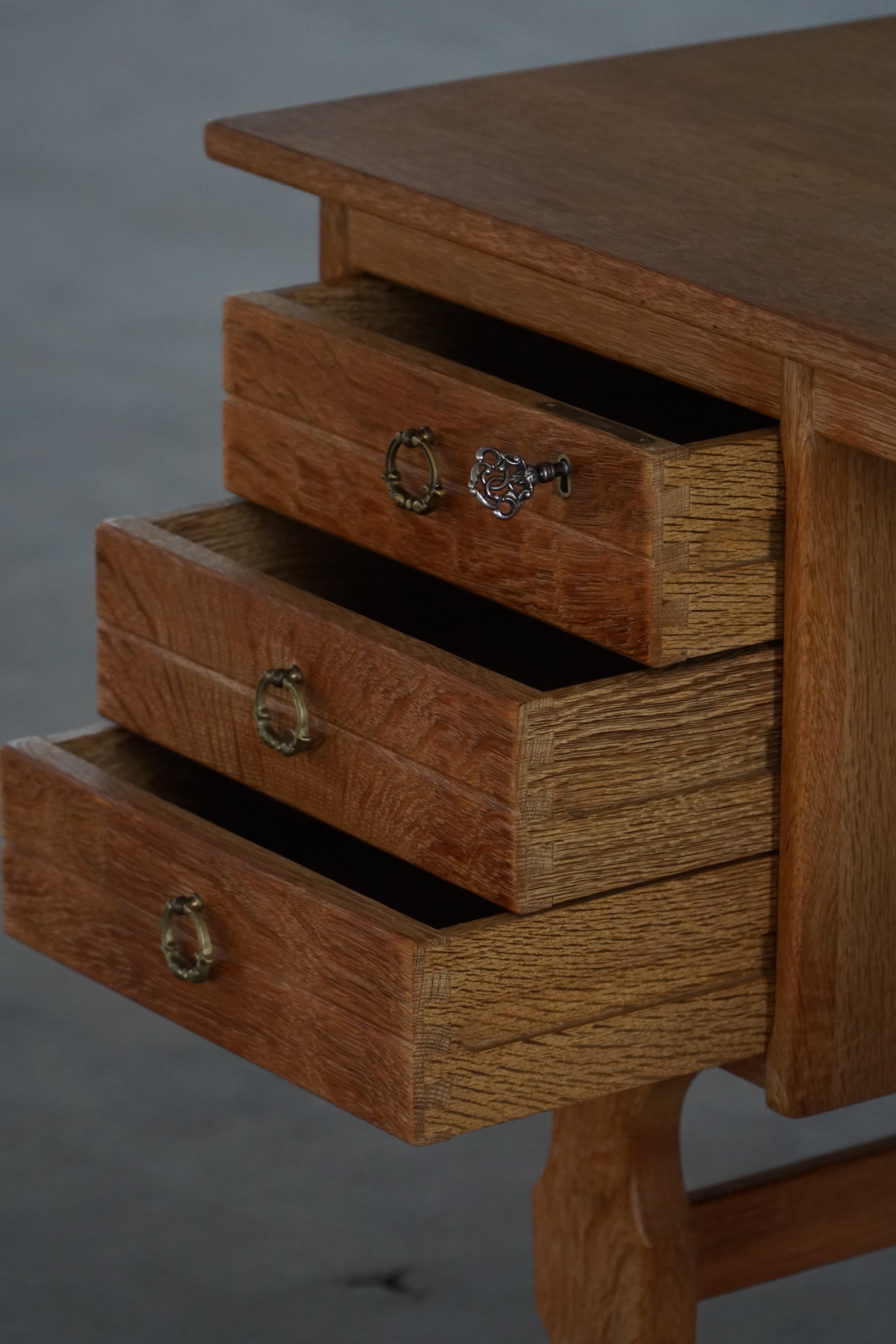 20ième siècle Bureau autoportant en Oak, modernité danoise du milieu du siècle, Henning Kjærnulf, années 1950 en vente