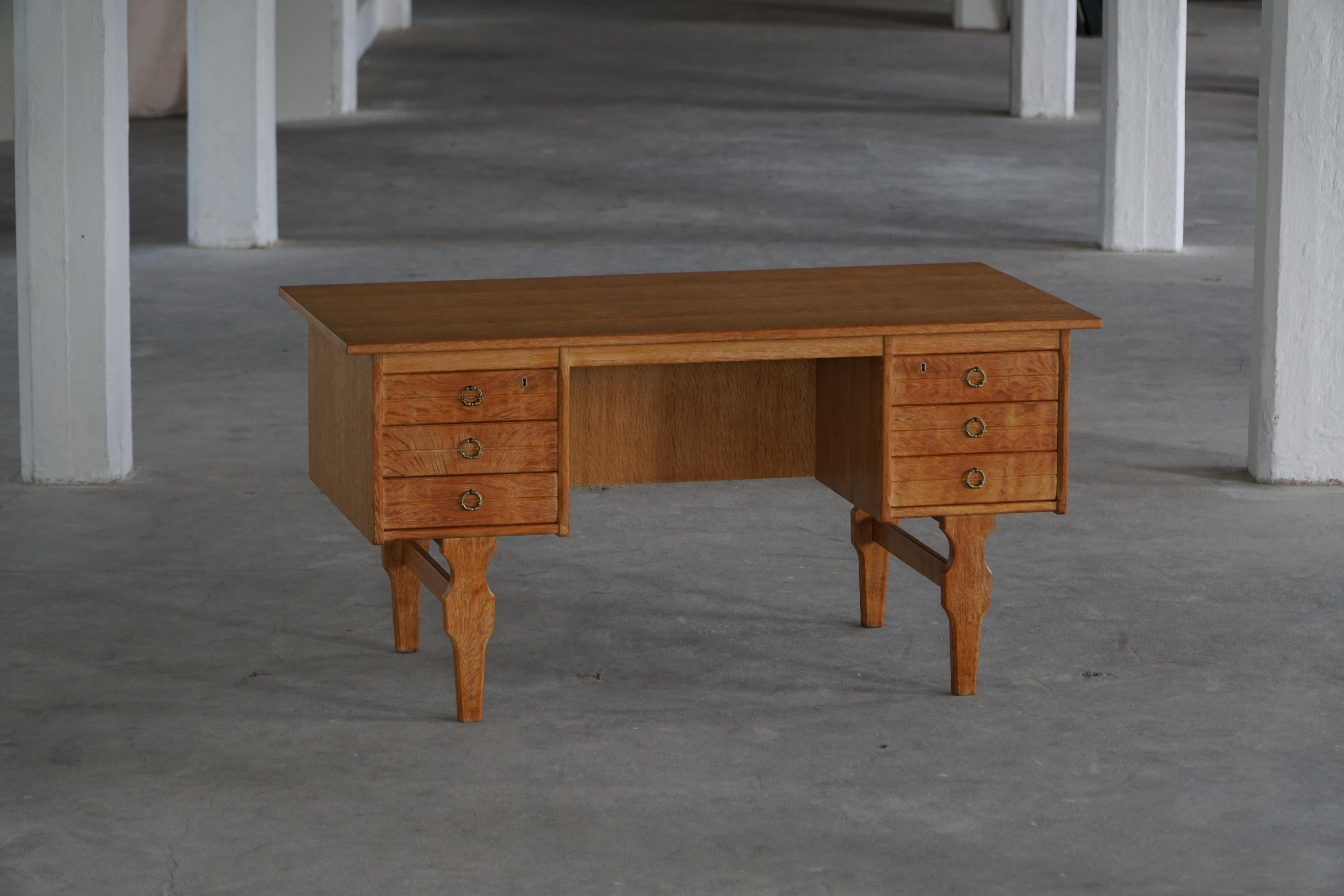 Laiton Bureau autoportant en Oak, modernité danoise du milieu du siècle, Henning Kjærnulf, années 1950 en vente