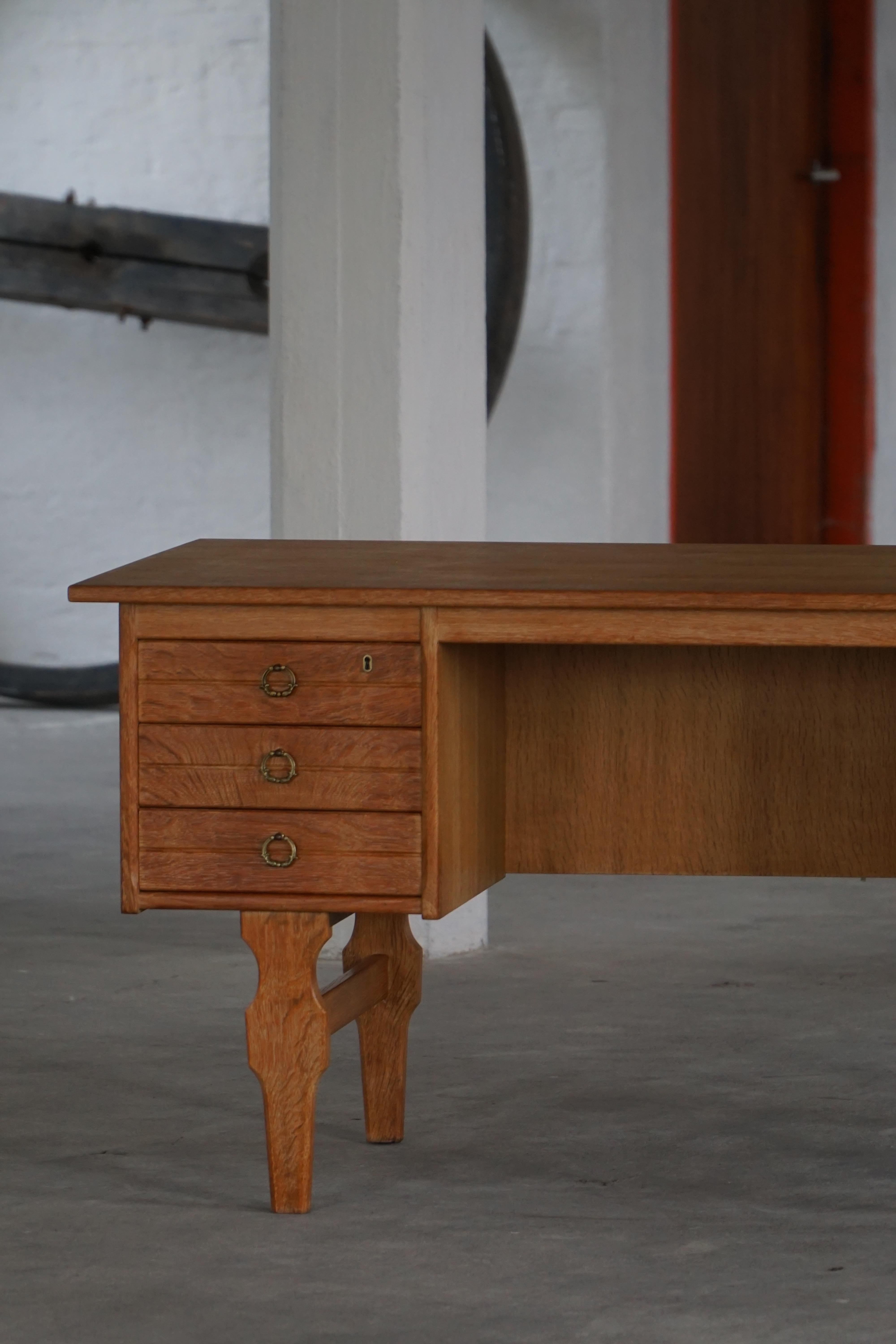Bureau autoportant en Oak, modernité danoise du milieu du siècle, Henning Kjærnulf, années 1950 en vente 1