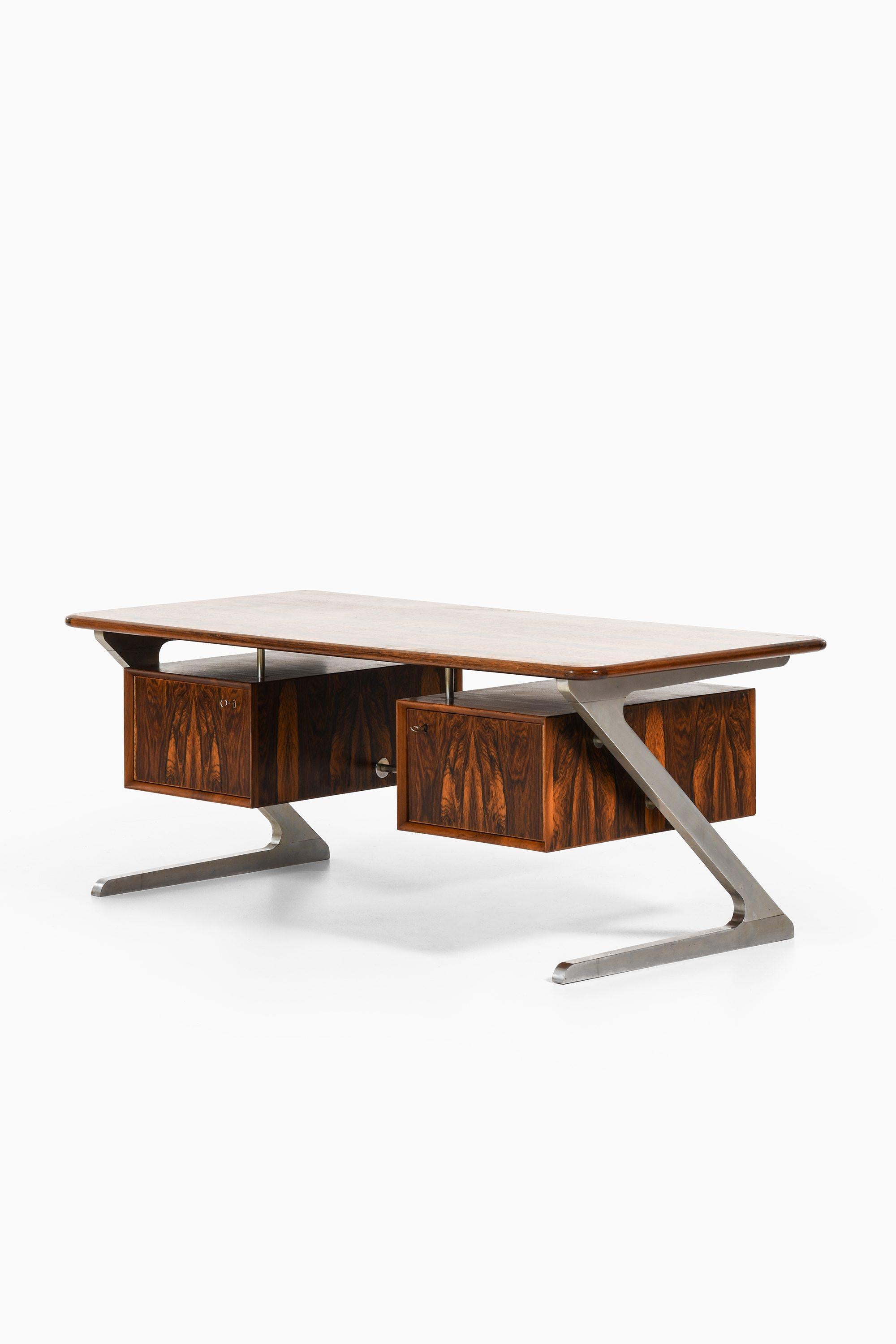 Bureau autoportant en palissandre et acier, années 1970

Informations supplémentaires :
Matériau : Bois de rose et acier
Style : Milieu du siècle, Scandinave
Produit au Danemark
Dimensions (L x P x H) : 180 x 90 x 71 cm
Condit : Bon état vintage,