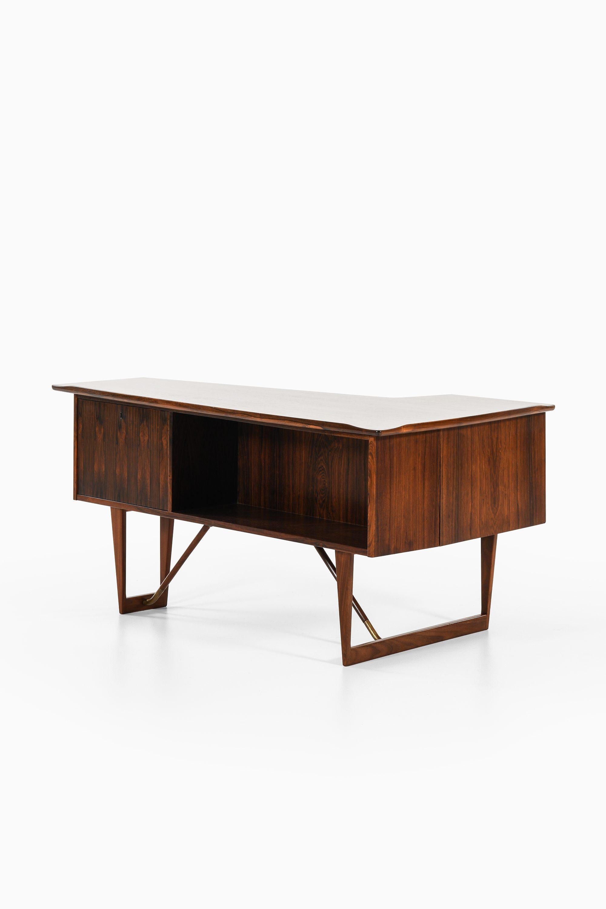 Freistehender Schreibtisch aus Palisanderholz, Messing von Peter Løvig Nielsen, 1950er Jahre (Moderne der Mitte des Jahrhunderts) im Angebot