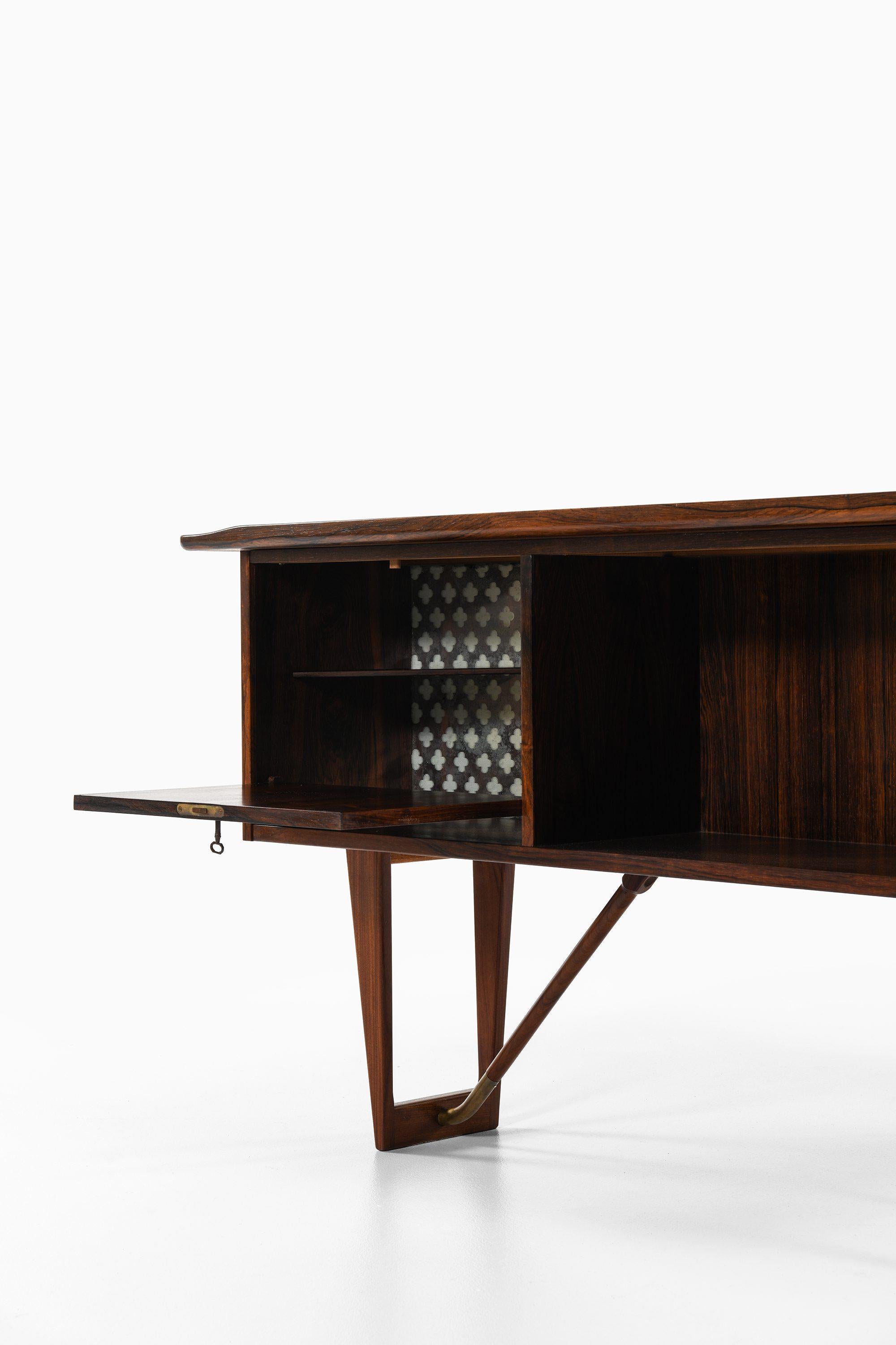Freistehender Schreibtisch aus Palisanderholz, Messing von Peter Løvig Nielsen, 1950er Jahre (Dänisch) im Angebot