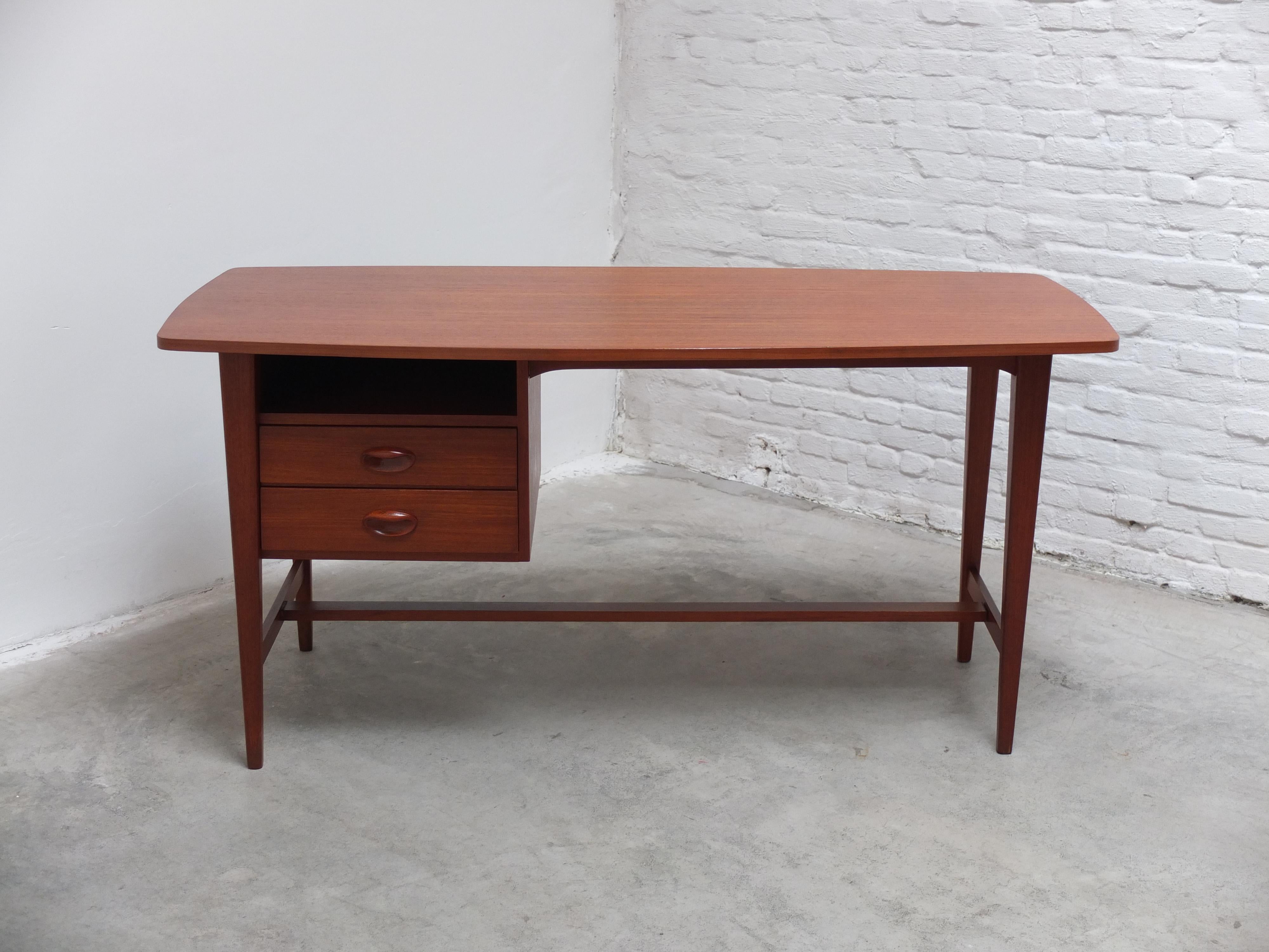Una scrivania indipendente molto bella prodotta da Heinrich Althoff intorno al 1960. Realizzato in legno di teak con bellissime maniglie scultoree. L'architettura asimmetrica e leggera con la parte superiore arrotondata lo rende un complemento unico