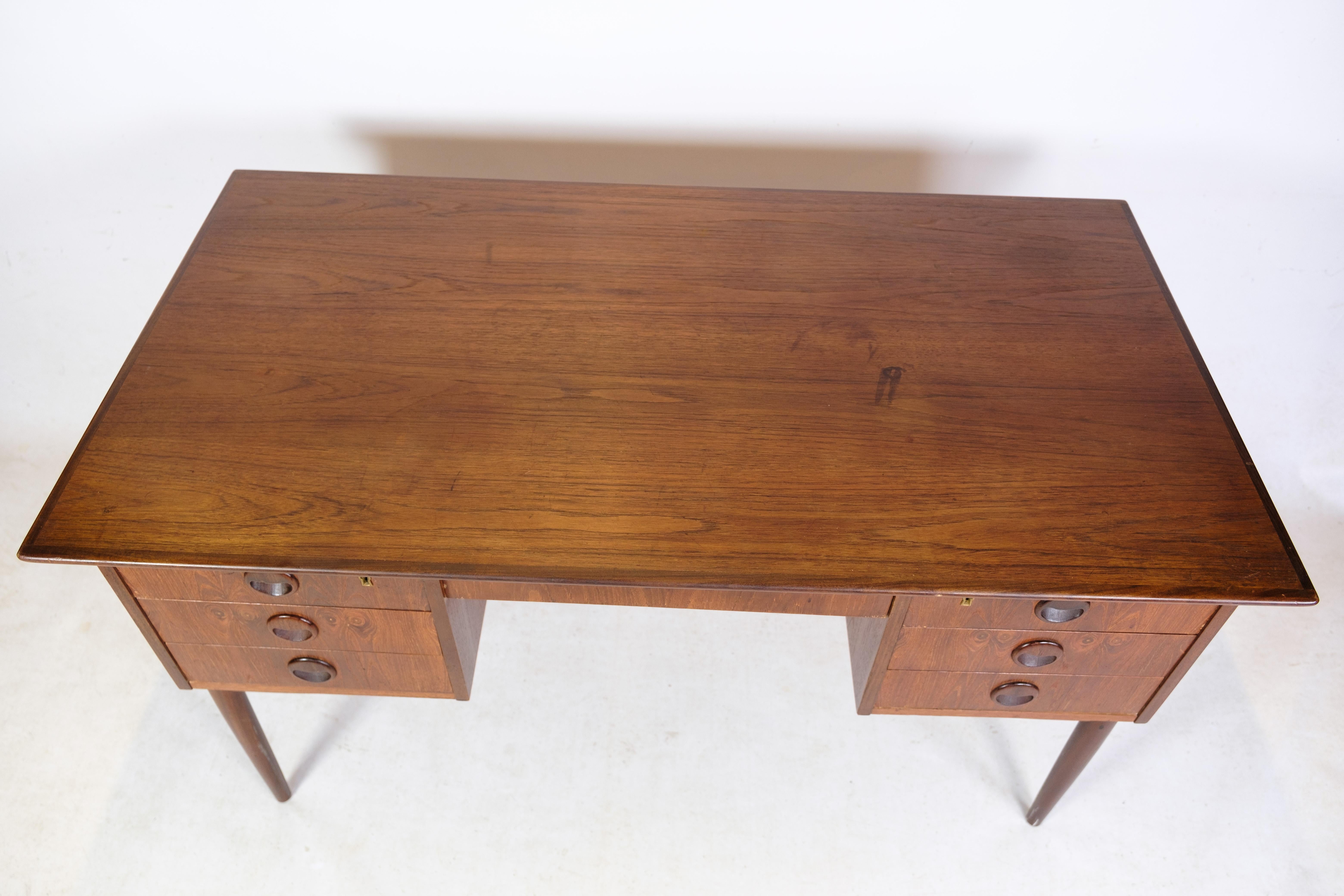 Freestanding desk in teak wood with 3 drawers on each side, as well as a drawer in the middle of Danish design from around the 1960s. Key included.
Dimensions in cm: H:72 W:130 D:70
Measurements between the 2 drawers: H:71 W:48.5 D:42