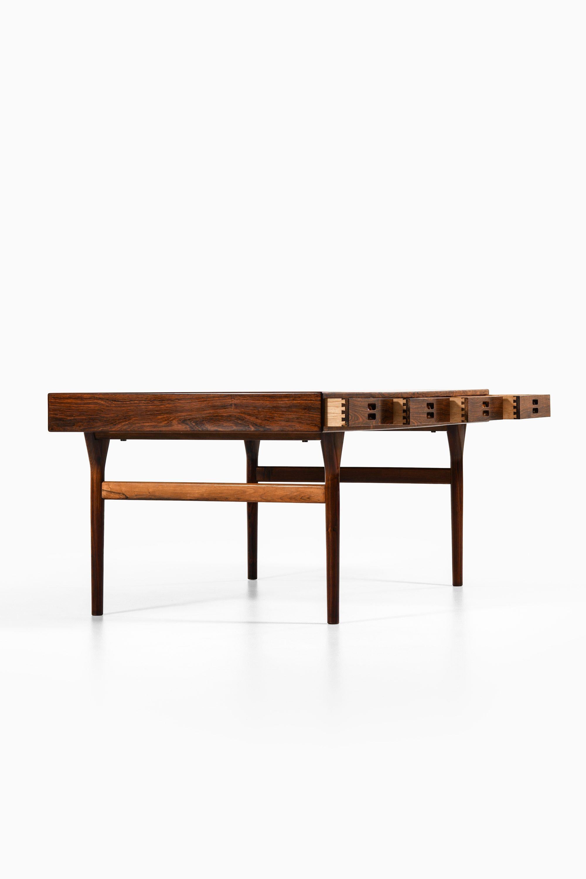 Scrivania indipendente con 4 cassetti in palissandro di Nanna Ditzel, 1955

Informazioni aggiuntive:
Materiale: Palissandro
Stile: Metà secolo, Scandinavo
Prodotto da Søren Willadsen in Danimarca
Dimensioni (L. x P. x H.): 175,5 x 90 x 70 cm