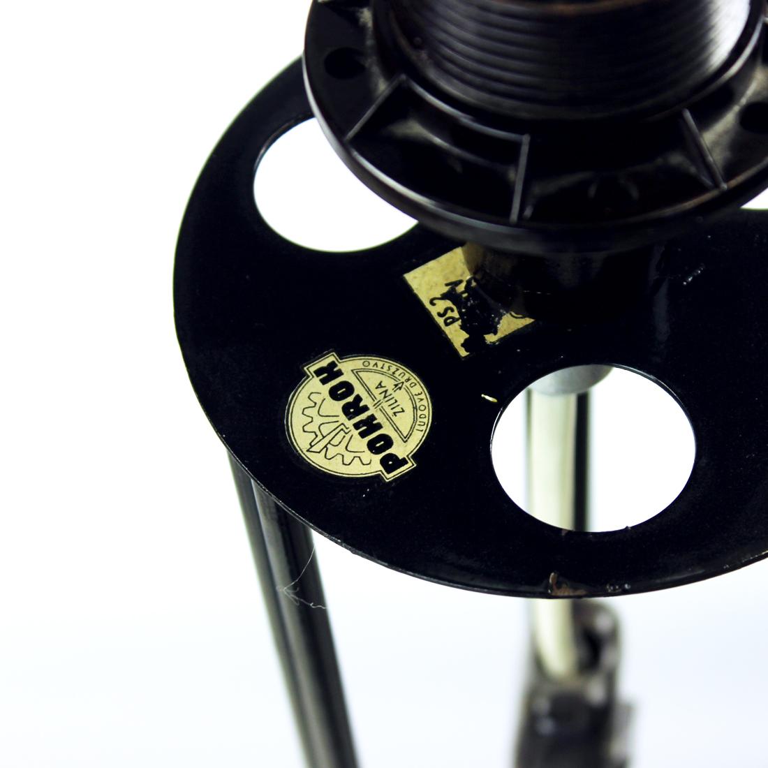 Elegant lampadaire sur pied produit par la société Pokrok en Tchécoslovaquie dans les années 1960. L'étiquette d'origine est encore attachée. Pokrok était l'une des entreprises qui aimait l'inventivité et l'utilisation de nouveaux matériaux. C'est