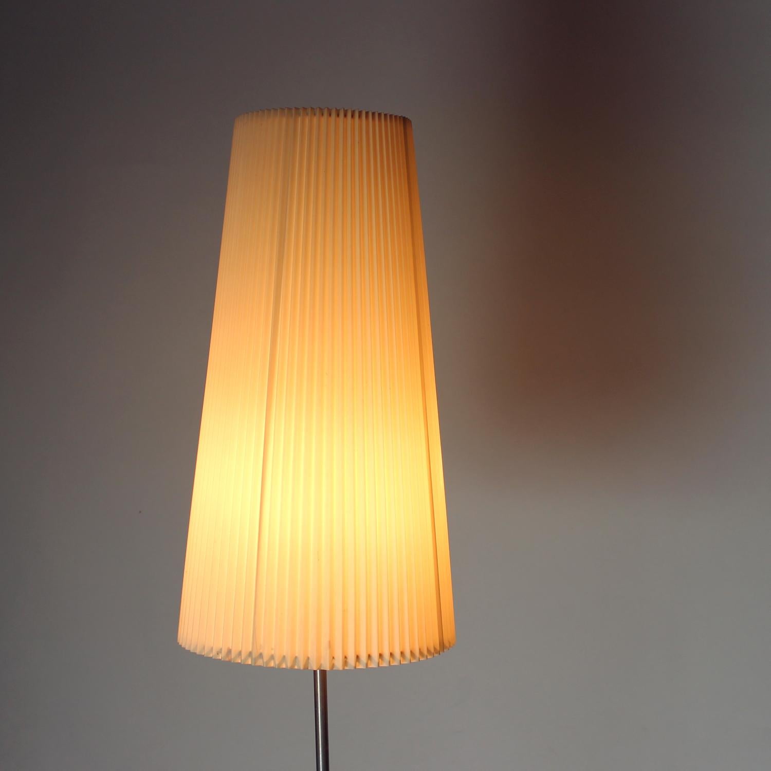 Autonome  Lampadaire de Veb Wohnraumleuchten, Allemagne, années 1970 Bon état - En vente à Zohor, SK