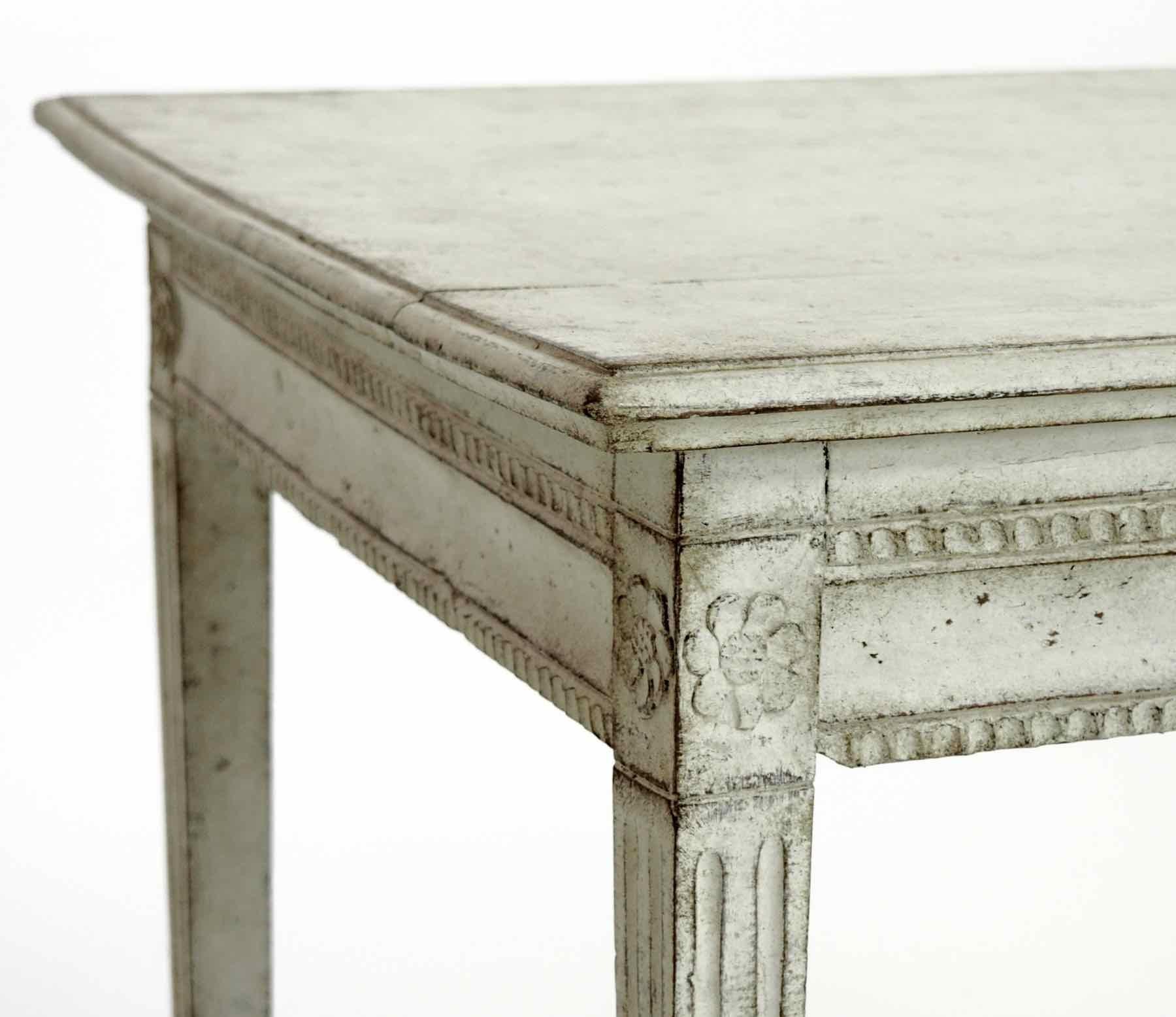 Freestanding Gustavian console table, with one drawers, in a beautiful color and patina, circa 1790. Fantastic original carvings.
Measures: H 73, W 86, D 63 cm.
H 28.7, W 33.8, D 24.8 in.