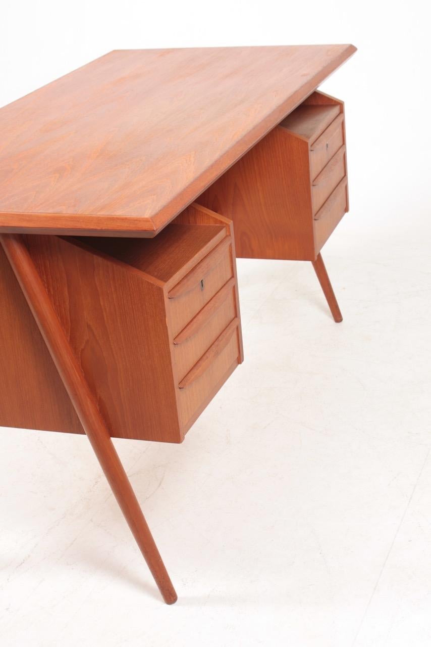 Freistehender Schreibtisch aus der Mitte des Jahrhunderts aus Teakholz, hergestellt in Dänemark, 1960er Jahre im Angebot 4