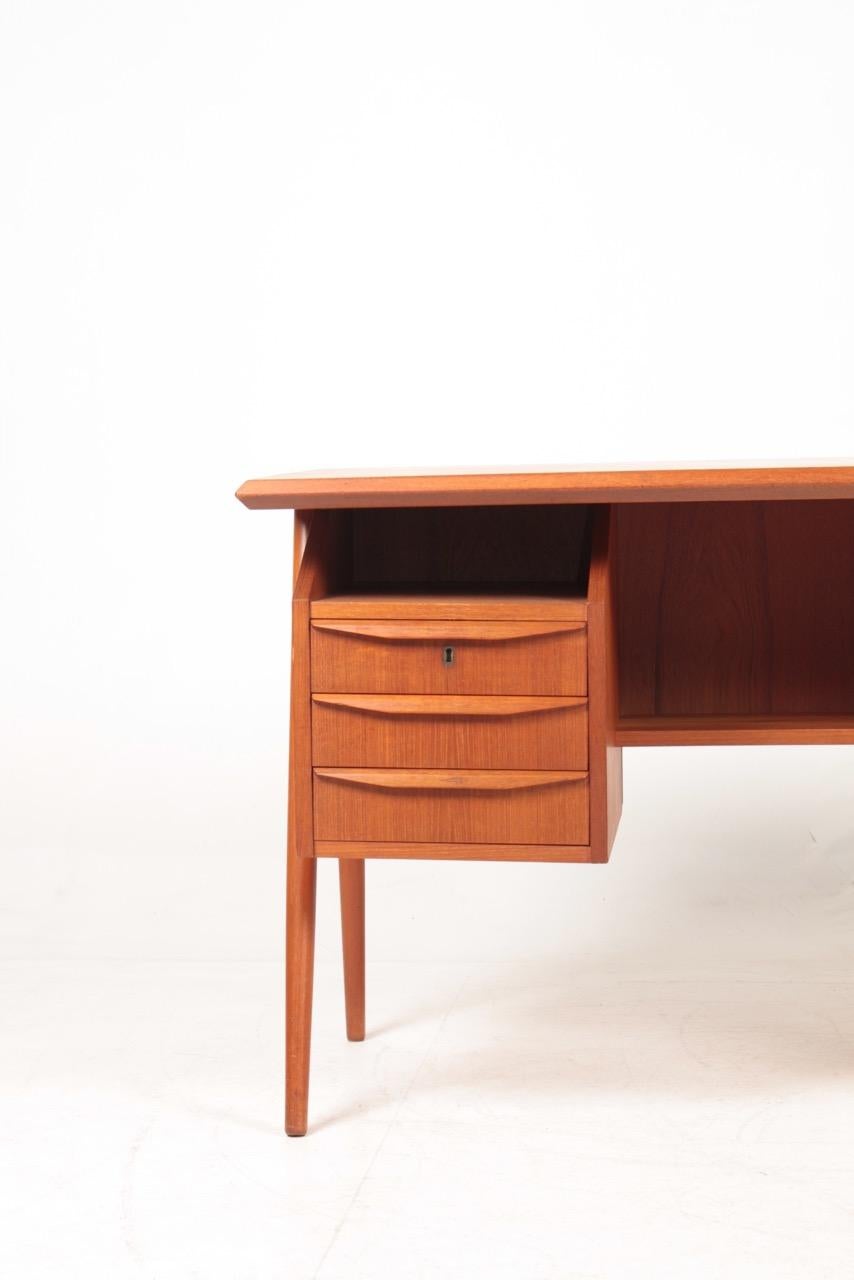 Freistehender Schreibtisch aus der Mitte des Jahrhunderts aus Teakholz, hergestellt in Dänemark, 1960er Jahre (Dänisch) im Angebot