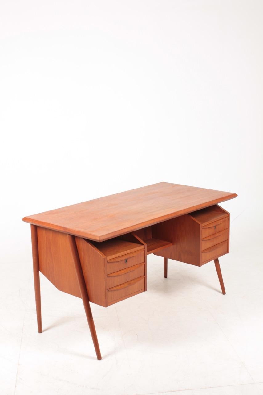 Freistehender Schreibtisch aus der Mitte des Jahrhunderts aus Teakholz, hergestellt in Dänemark, 1960er Jahre (Mitte des 20. Jahrhunderts) im Angebot