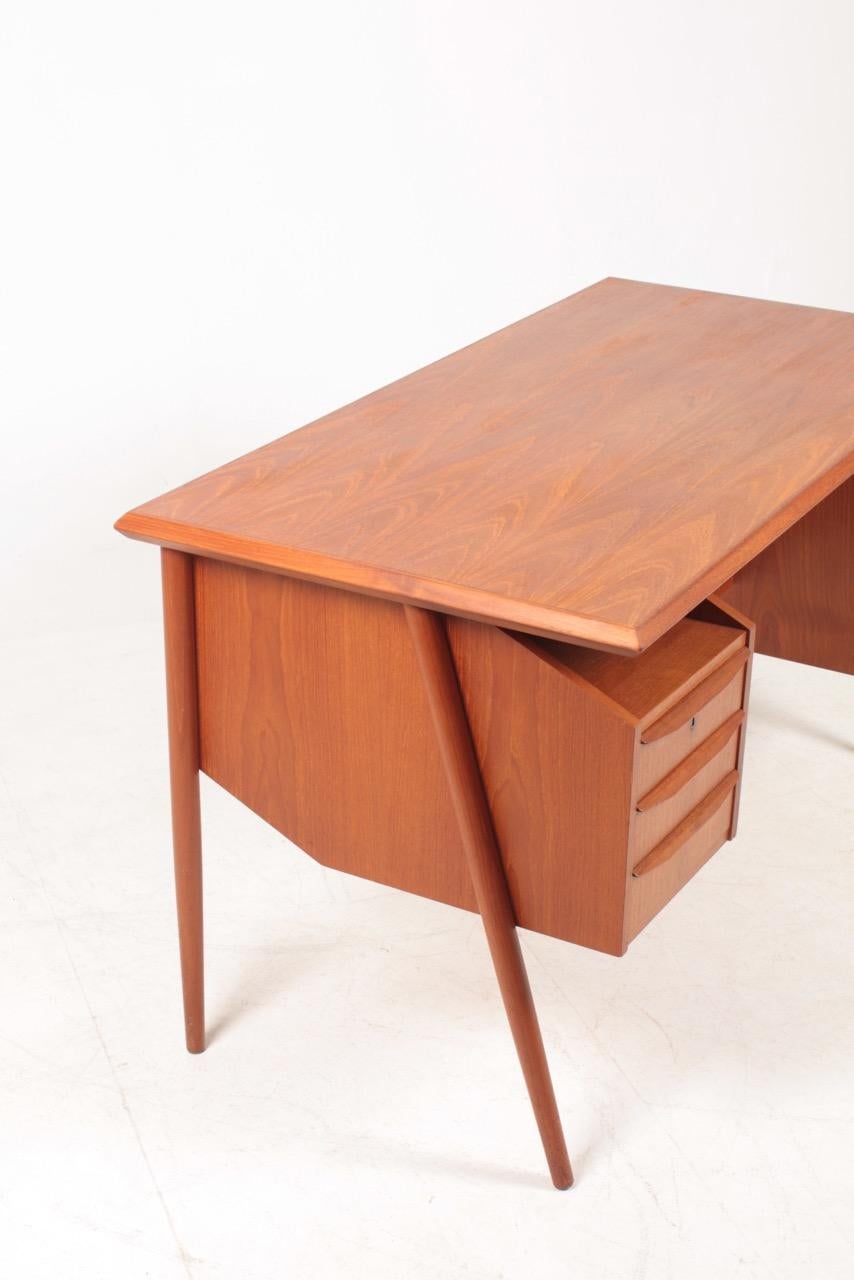 Freistehender Schreibtisch aus der Mitte des Jahrhunderts aus Teakholz, hergestellt in Dänemark, 1960er Jahre im Angebot 1