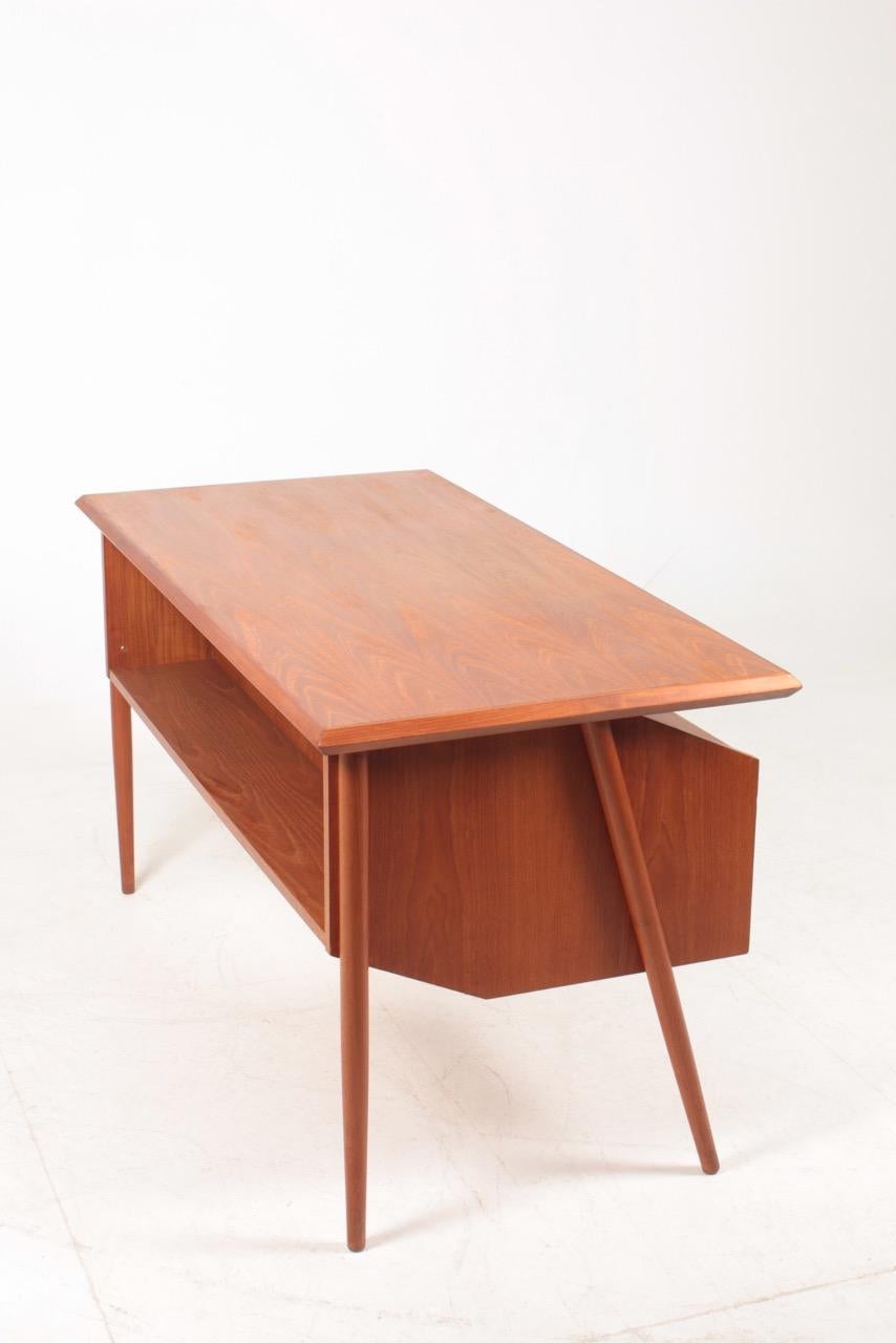Freistehender Schreibtisch aus der Mitte des Jahrhunderts aus Teakholz, hergestellt in Dänemark, 1960er Jahre im Angebot 2
