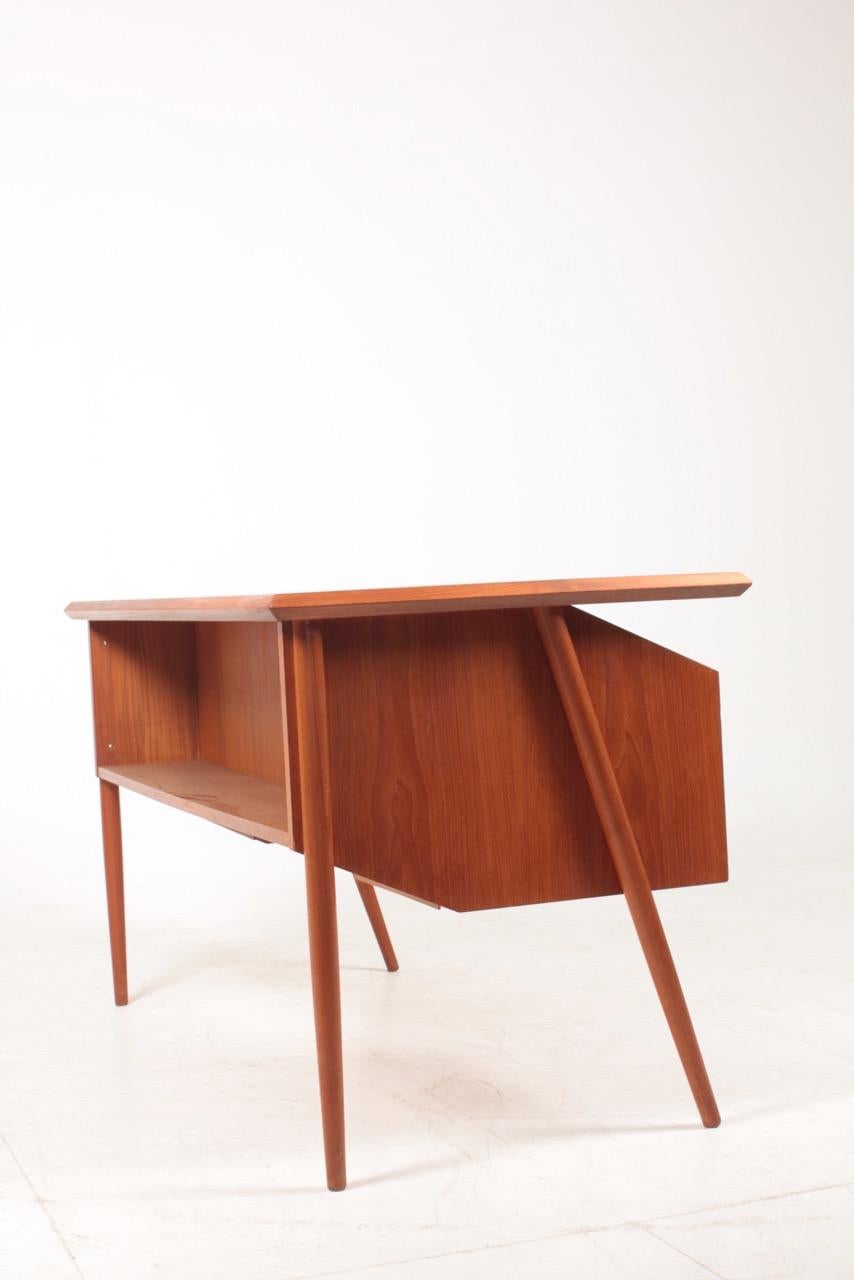 Freistehender Schreibtisch aus der Mitte des Jahrhunderts aus Teakholz, hergestellt in Dänemark, 1960er Jahre im Angebot 3