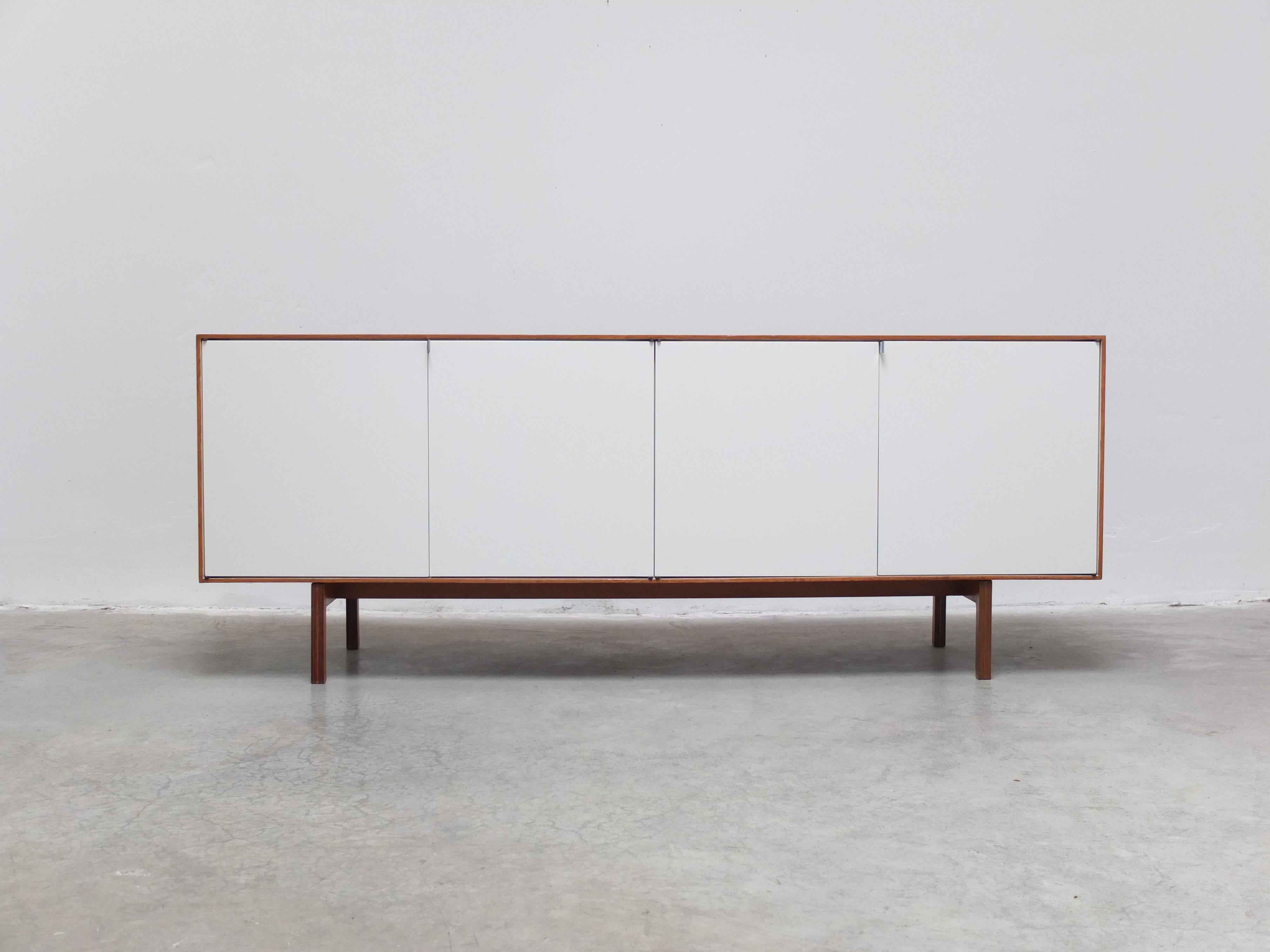 Rare ‘Model 541’ sideboard designed by Florence Knoll around 1952. A very modern design thanks the walnut case and off-white lacquered doors with very clean lines. Inside we find shelves and two drawers. Very nice details such as the chrome-plated