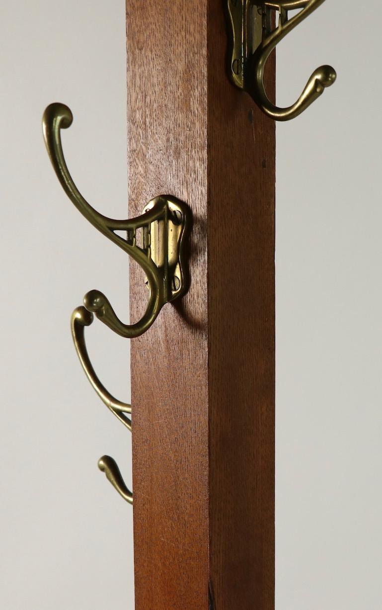 Freestanding Oak Coat Tree Stand In Good Condition In New York, NY