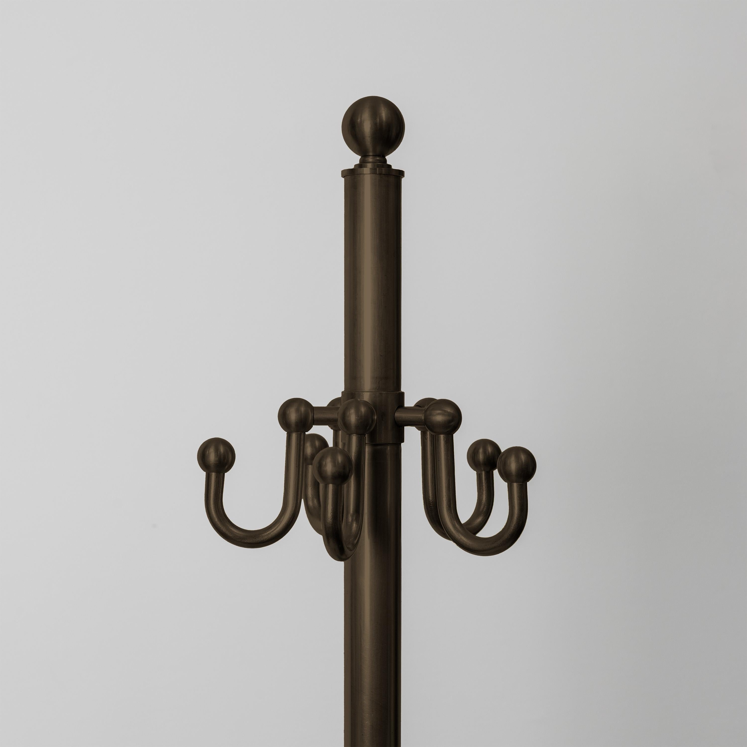 Albero appendiabiti autoportante realizzato con componenti in ottone massiccio con finitura in bronzo strofinato a olio e base in marmo bianco o nero. Il pezzo è realizzato su ordinazione e completamente personalizzabile.

Le dimensioni sono 11