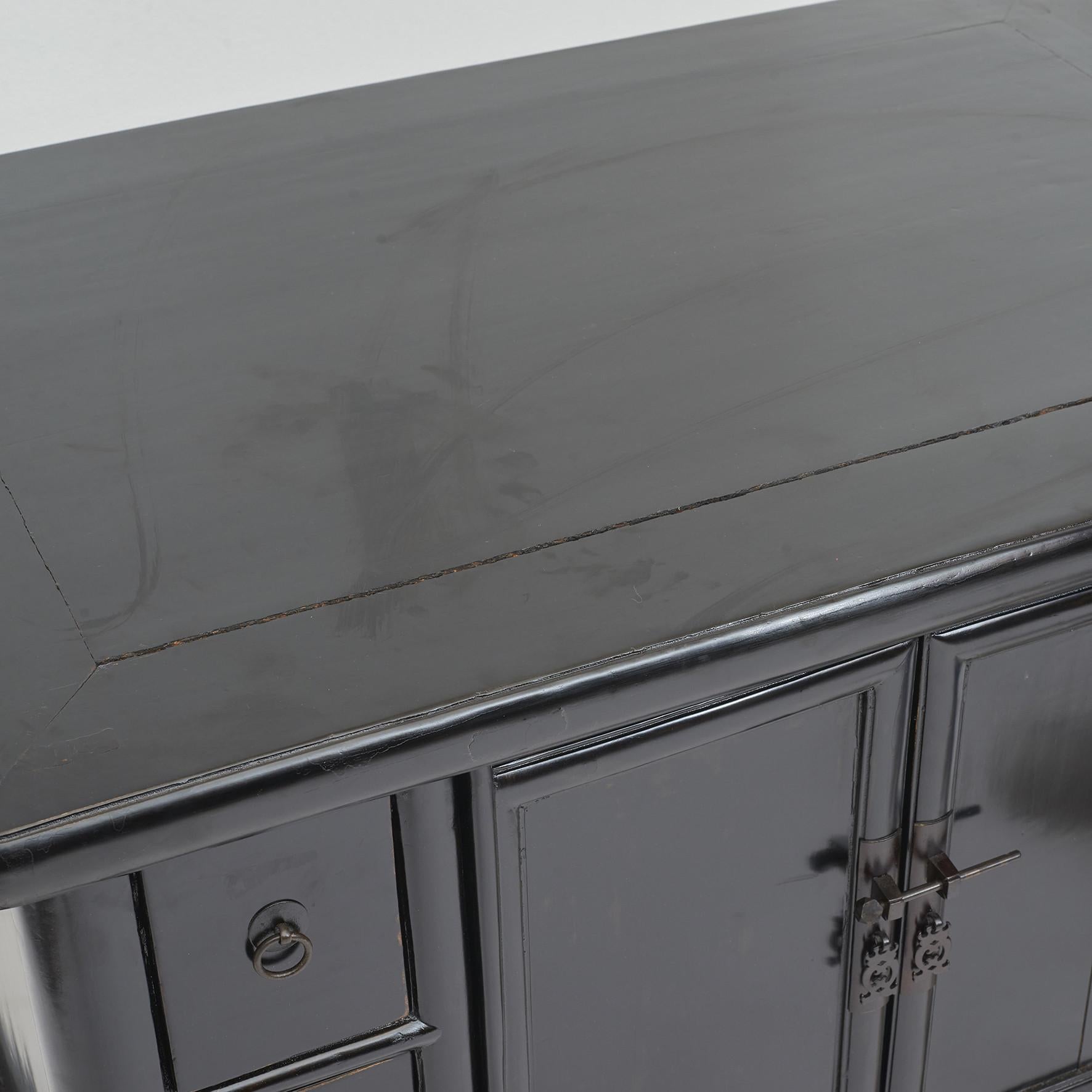 Credenza autoportante della dinastia Qing in lacca nera in vendita 4