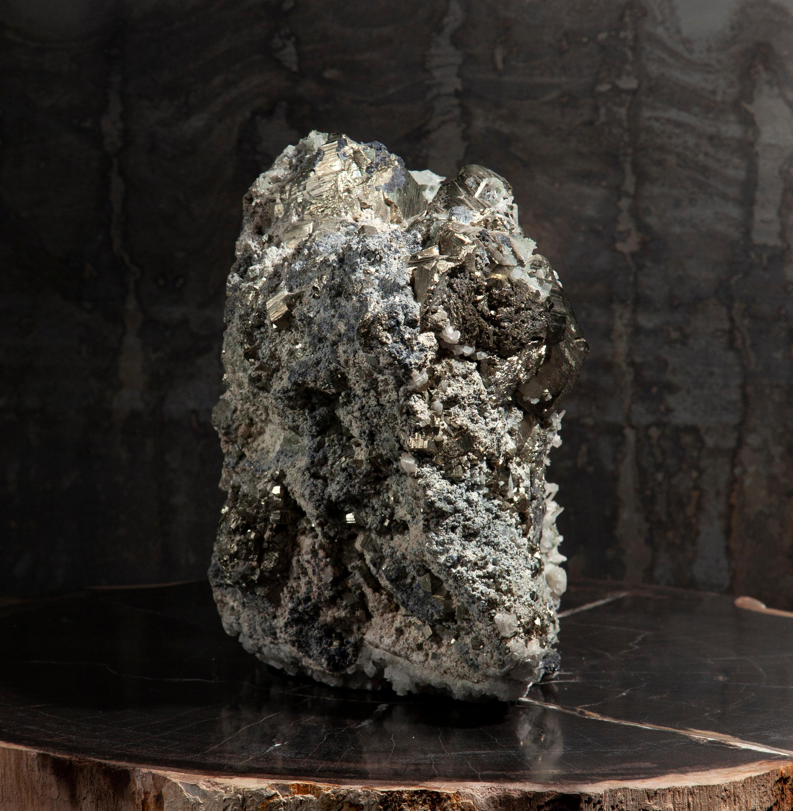 I grappoli di pirite e di cristallo di quarzo del Perù sono molto apprezzati dai collezionisti per il loro aspetto sorprendente e per il loro significato geologico. La pirite, spesso chiamata 