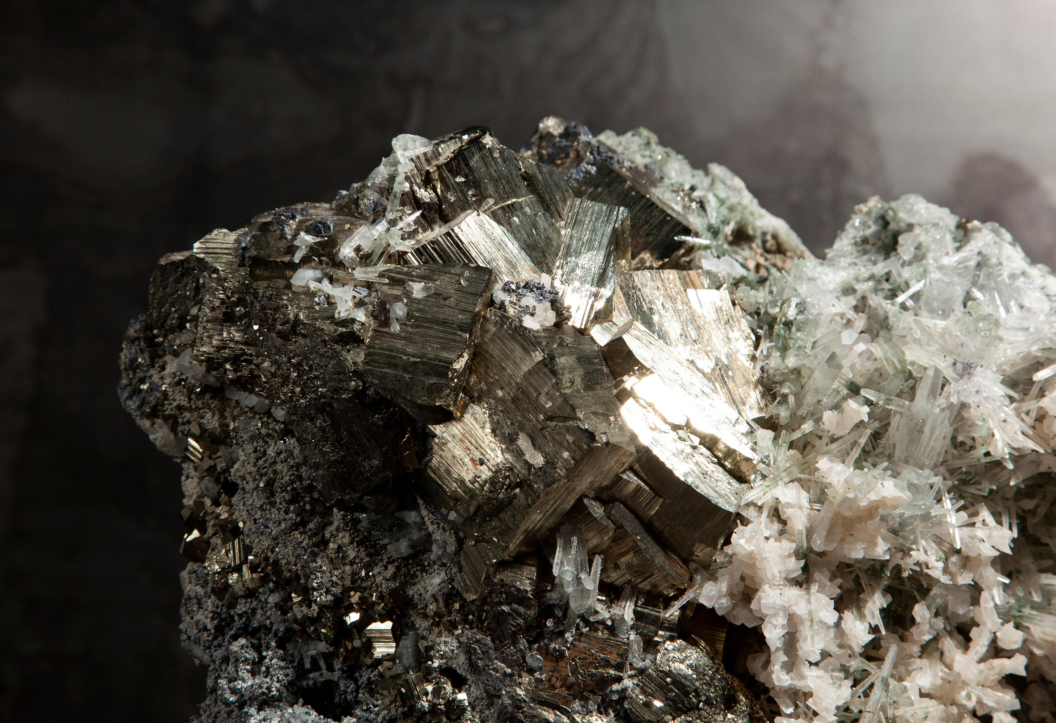 Quarzo Raro, grande mazzo di cristalli di pirite e quarzo indipendente dal Perù in vendita