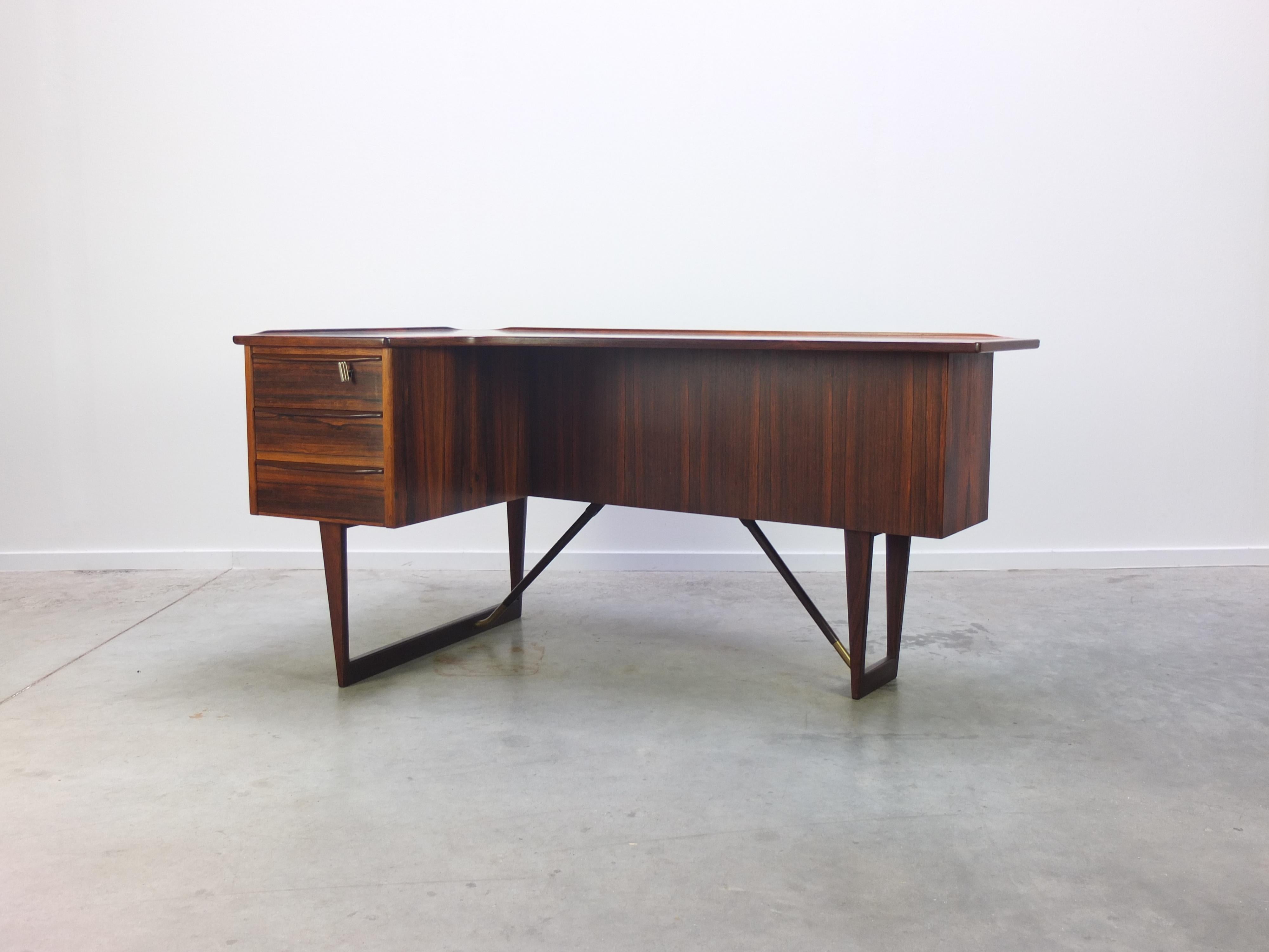 Magnificent ‘Boomerang’ desk designed by Peter Løvig Nielsen and produced by Løvig in Denmark, 1960s. A very nice and refined design with great details such as the shape of the top with raised edges. This desk is made of beautiful Brazilian Rosewood