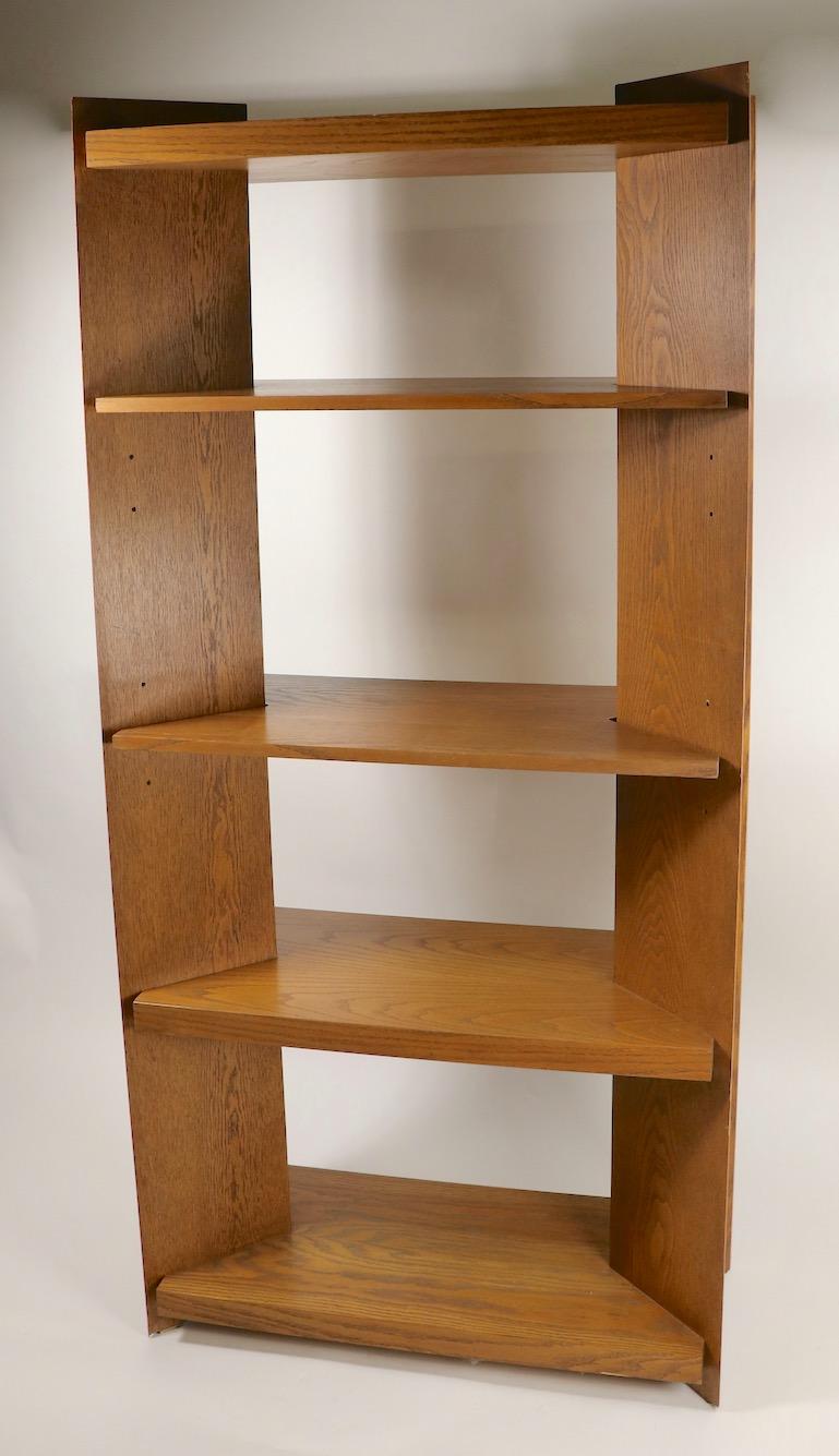 Architectural freestanding shelf unit, manufactured by Lane Furniture. This stylish shelf features 5 shelves, the lower two are stationary, the next two are adjustable in height, the top shelf is also stationary. The sides are V shaped, adding an