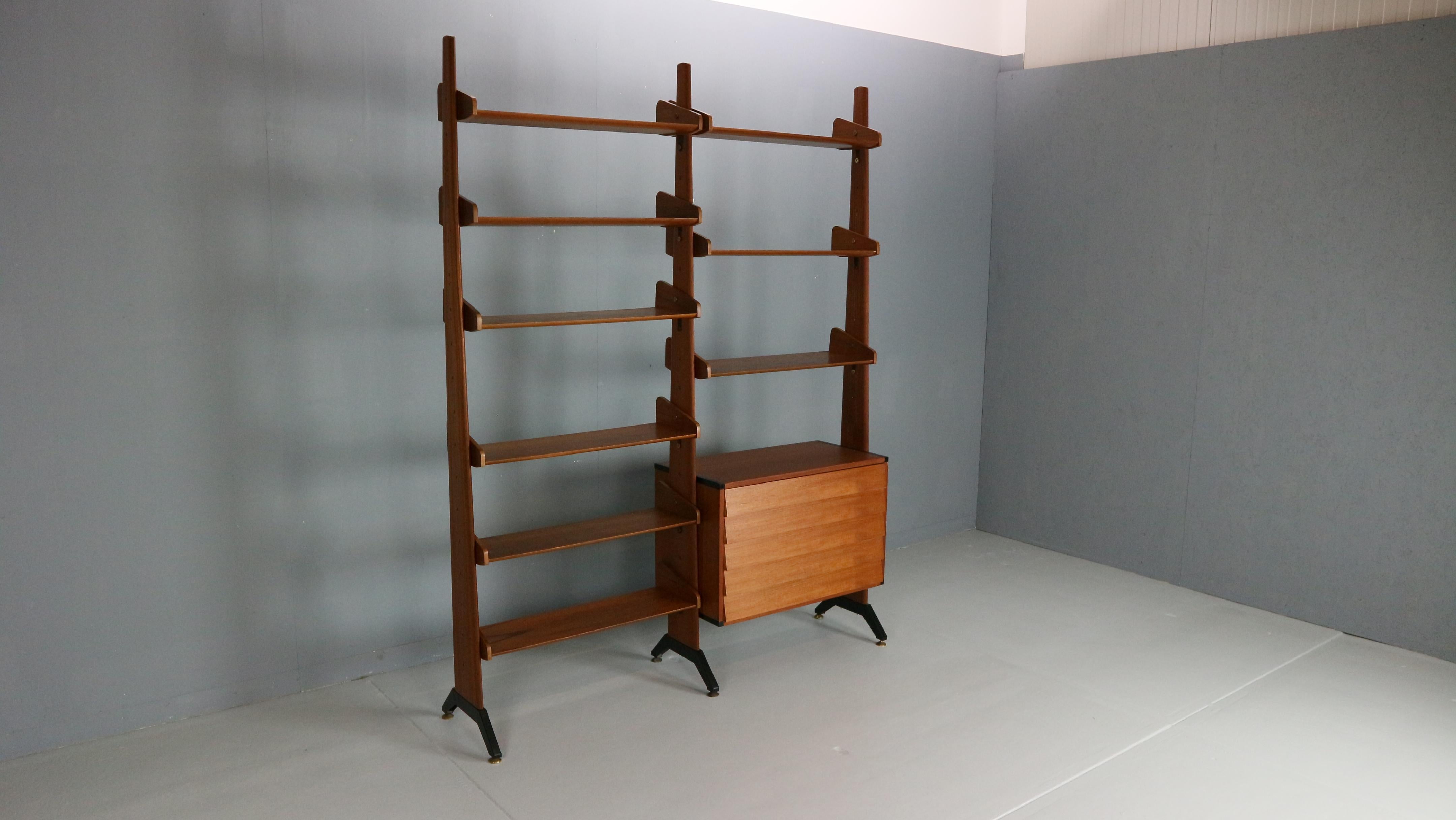This elegant freestanding shelving unit by Vittorio Dassi, designed in the 1950s, is a perfect combination of style and functionality. With its lightweight design, it is easy to move and ideal for both office and home storage, offering unmatched