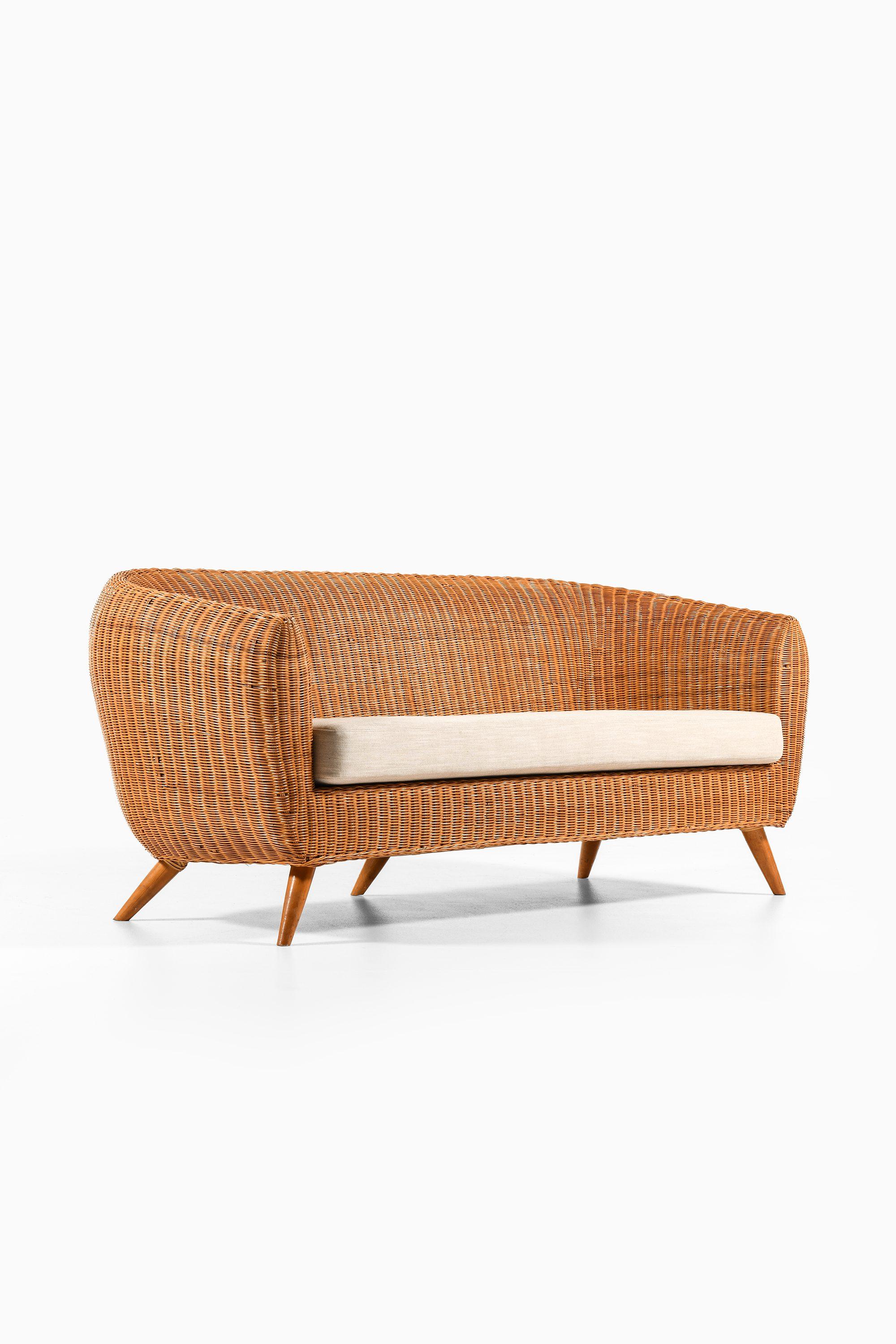 Freestanding Sofa in Rattan, Beech and Reupholstered Fabric, 1960's

Additional Information:
Material: Rattan, beech and reupholstered fabric
Style: Mid century, Scandinavia
Probably produced in Denmark
Dimensions (W x D x H): 195 x 85 x 76 cm
Seat