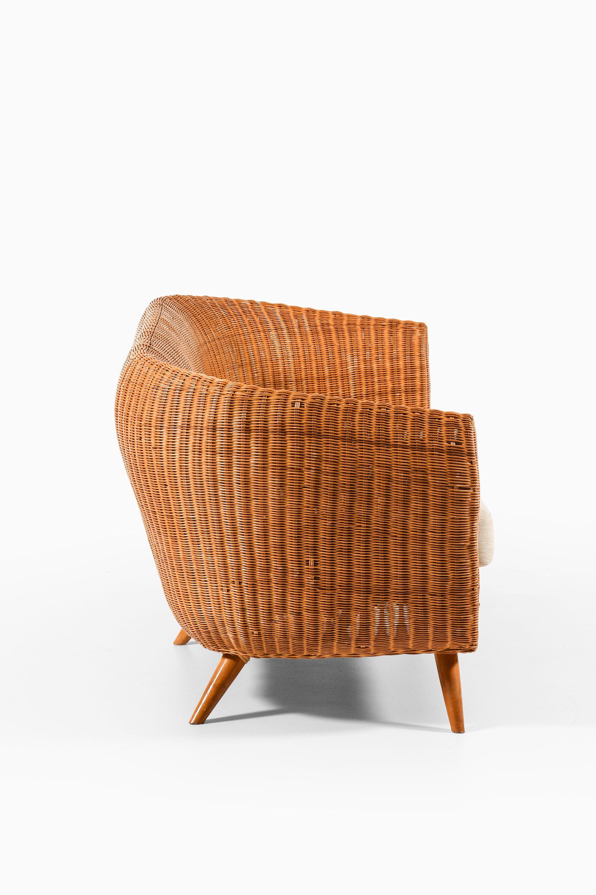 Mid-Century Modern Freestanding Sofa in Rattan, Beech and Reupholstered Fabric, 1960's For Sale