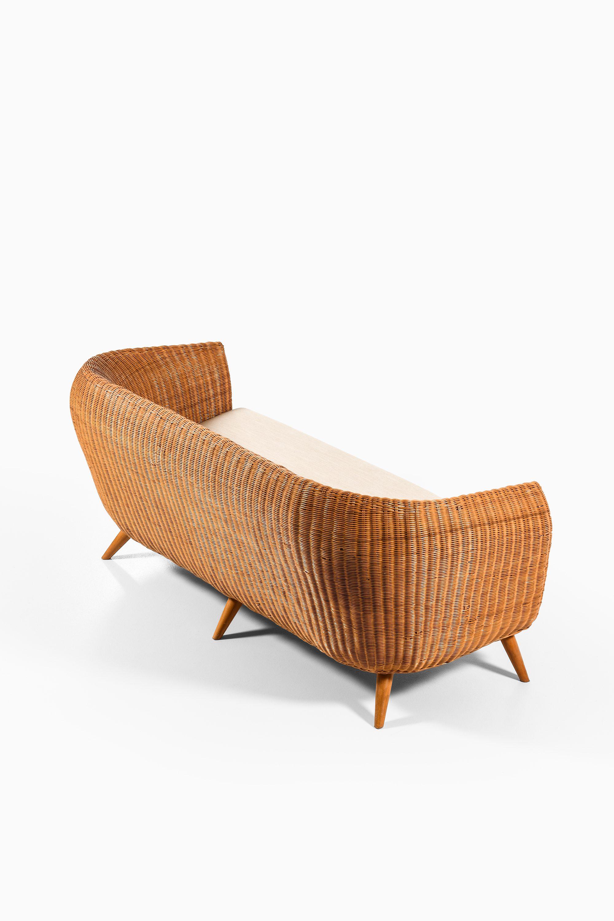 Freestanding Sofa in Rattan, Beech and Reupholstered Fabric, 1960's In Good Condition For Sale In Limhamn, Skåne län