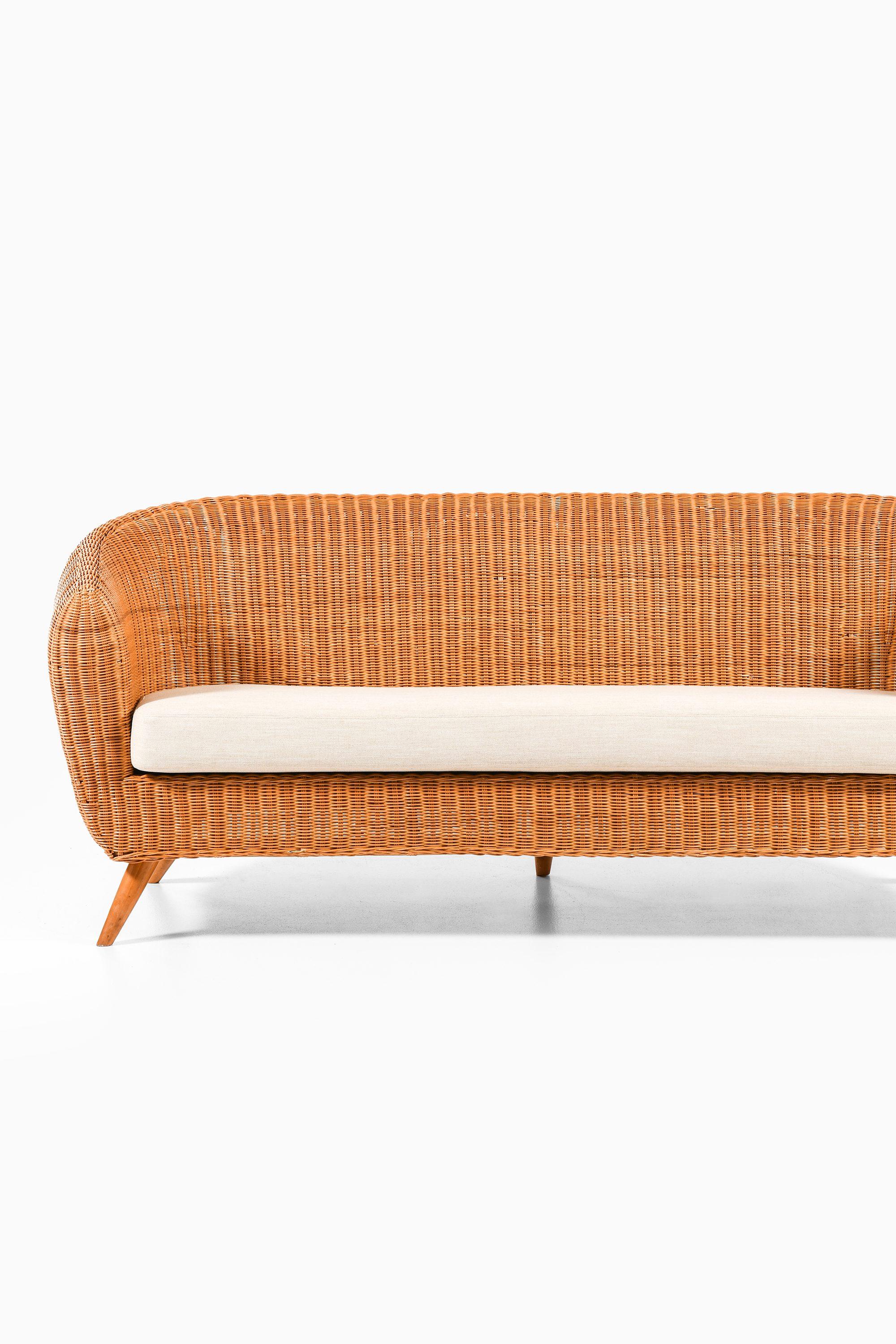 20th Century Freestanding Sofa in Rattan, Beech and Reupholstered Fabric, 1960's For Sale