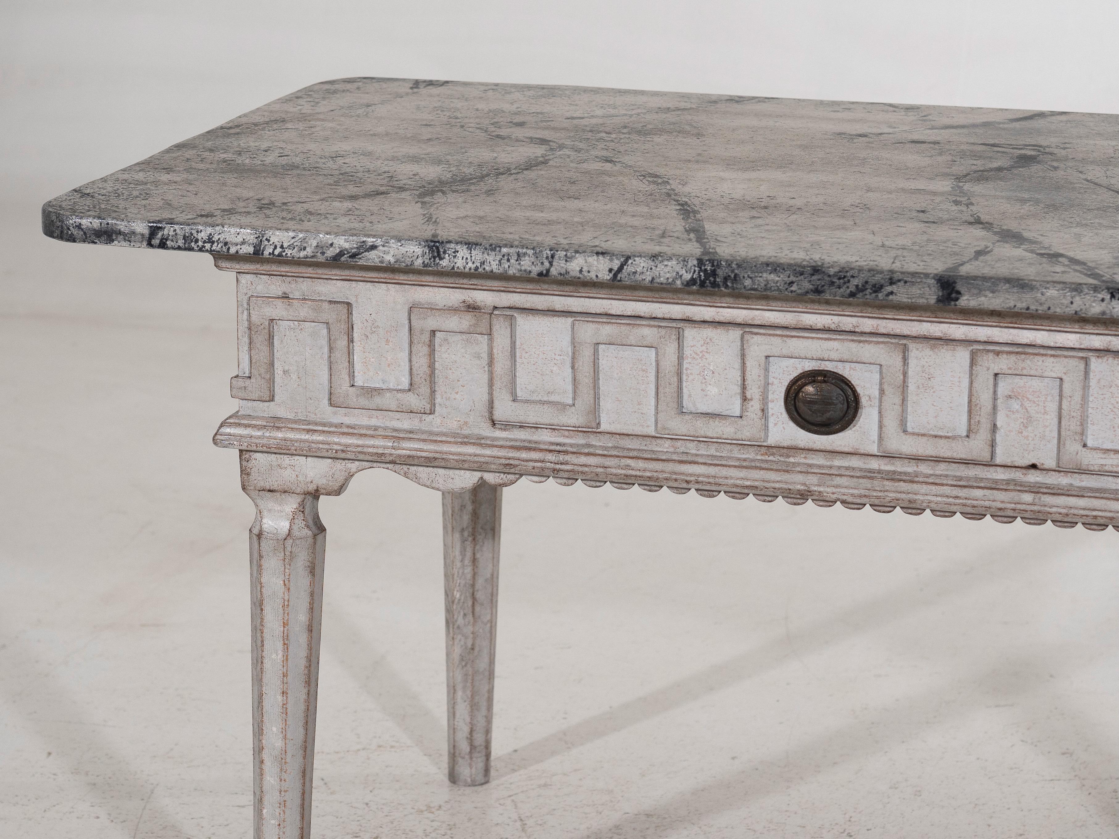Superbe table suédoise autoportante, 19e siècle.