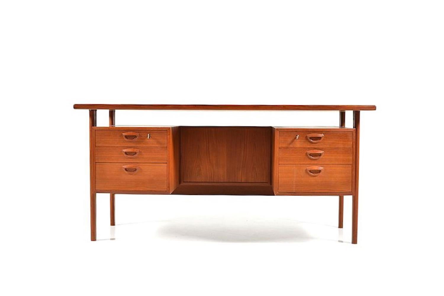 Scrivania danese freestanding in teak del metà secolo. Disegnato da Kai Kristiansen. Prodotto da FM. Model FM60. Con 3 cassetti su ogni lato e in avanti con ripiani aperti.
