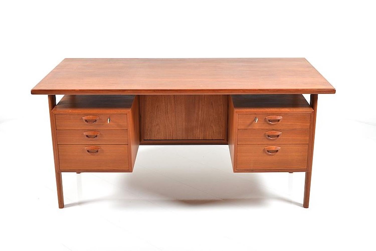 Scandinavo moderno Scrivania in teak autoportante di Kai Kristiansen in vendita