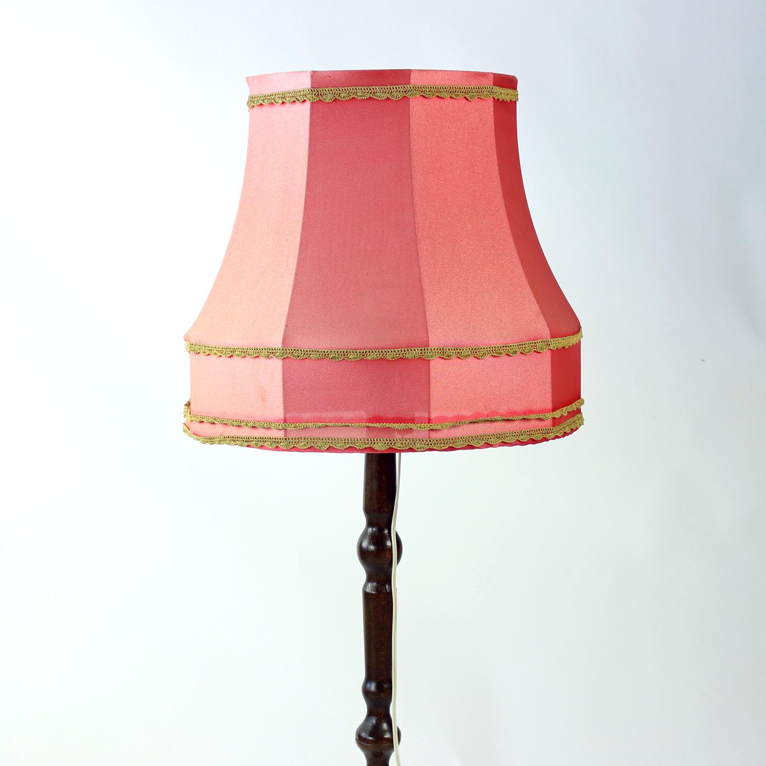 Ce charmant lampadaire vintage provient de Tchécoslovaquie et date des années 1960. Elle est dotée de son abat-jour original en tissu rose surdimensionné (40 cm de hauteur, 46 cm de diamètre), qui ajoute une lueur douce et élégante à tout espace. La