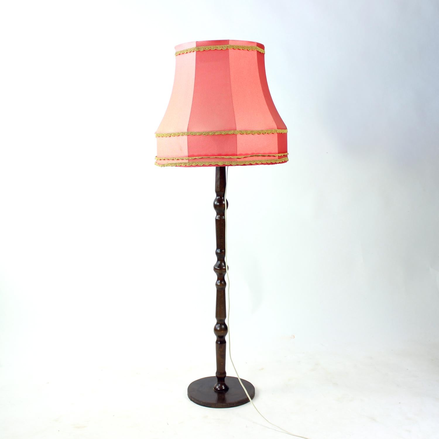 Bohème Lampadaire Vintage By avec abat-jour original en tissu rose, Tchécoslovaquie en vente