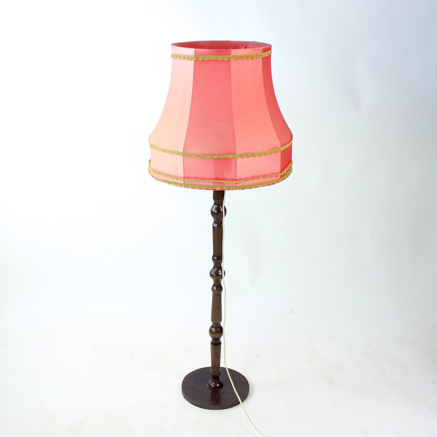 Lampadaire Vintage By avec abat-jour original en tissu rose, Tchécoslovaquie Bon état - En vente à Zohor, SK