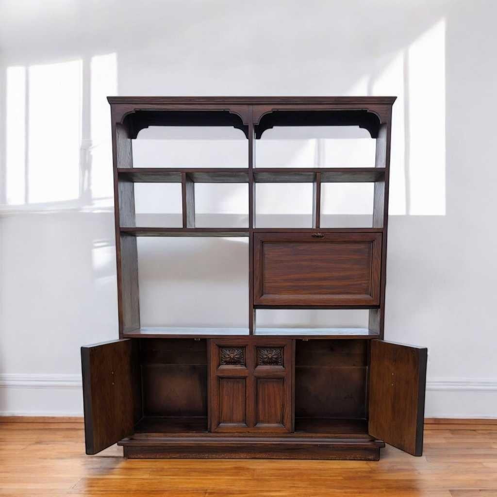Mueble independiente de pared - Separador de ambientes de madera, Acabado rico, EE.UU., c. 1960 Chapado en venta
