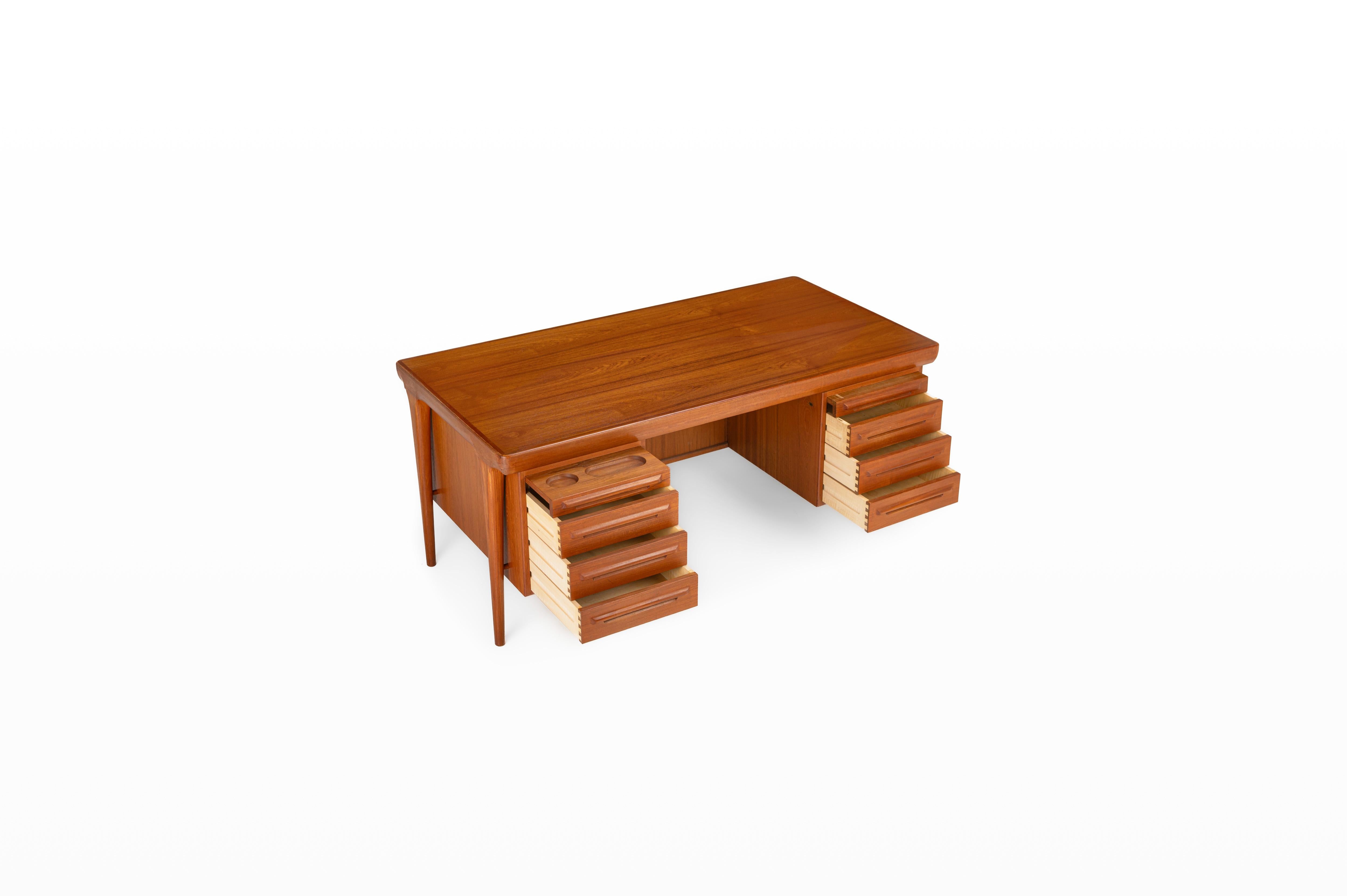 Scandinavian Modern Freestanding Writing Desk by Ib Kofod Larsen for Faarup Møbelfabrik For Sale