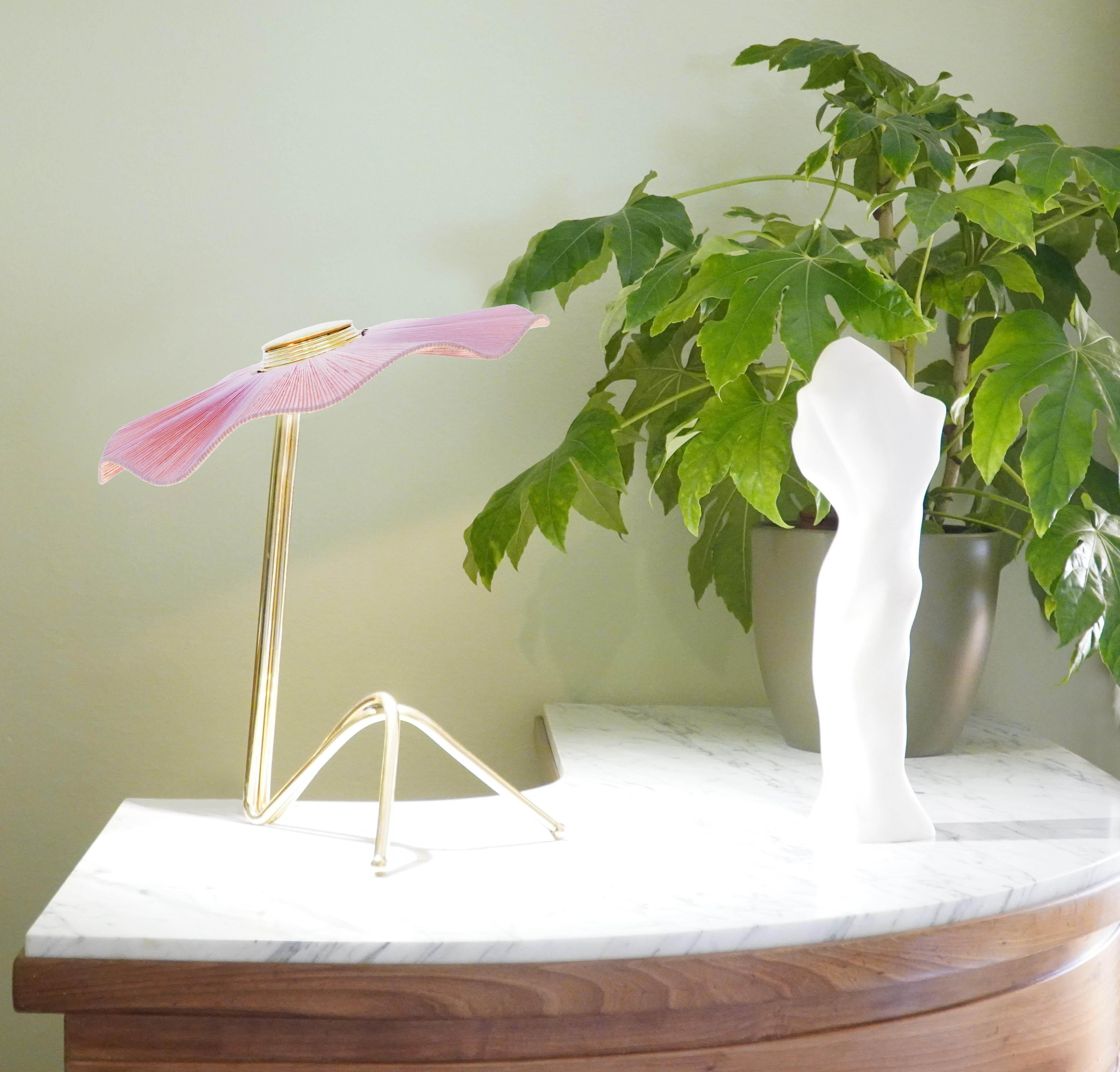 Freivolle Skulptur Feminine Tischlampe, Messing, rosa Seide, versilbertes Glas im Angebot 1