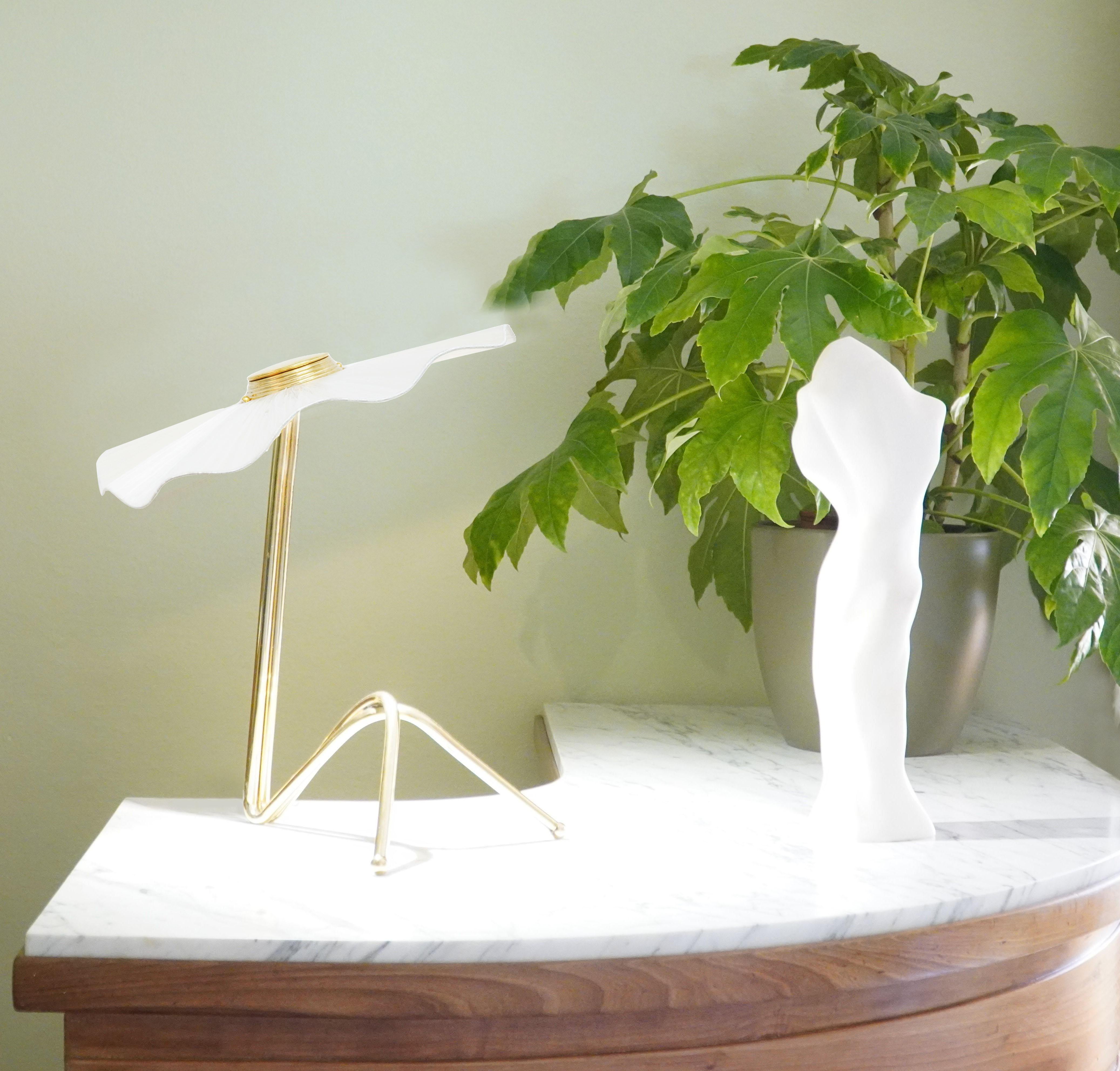 Freivolle Skulptur Feminine Tischlampe, Messing, weißes raffiafarbenes, versilbertes Glas  (21. Jahrhundert und zeitgenössisch) im Angebot