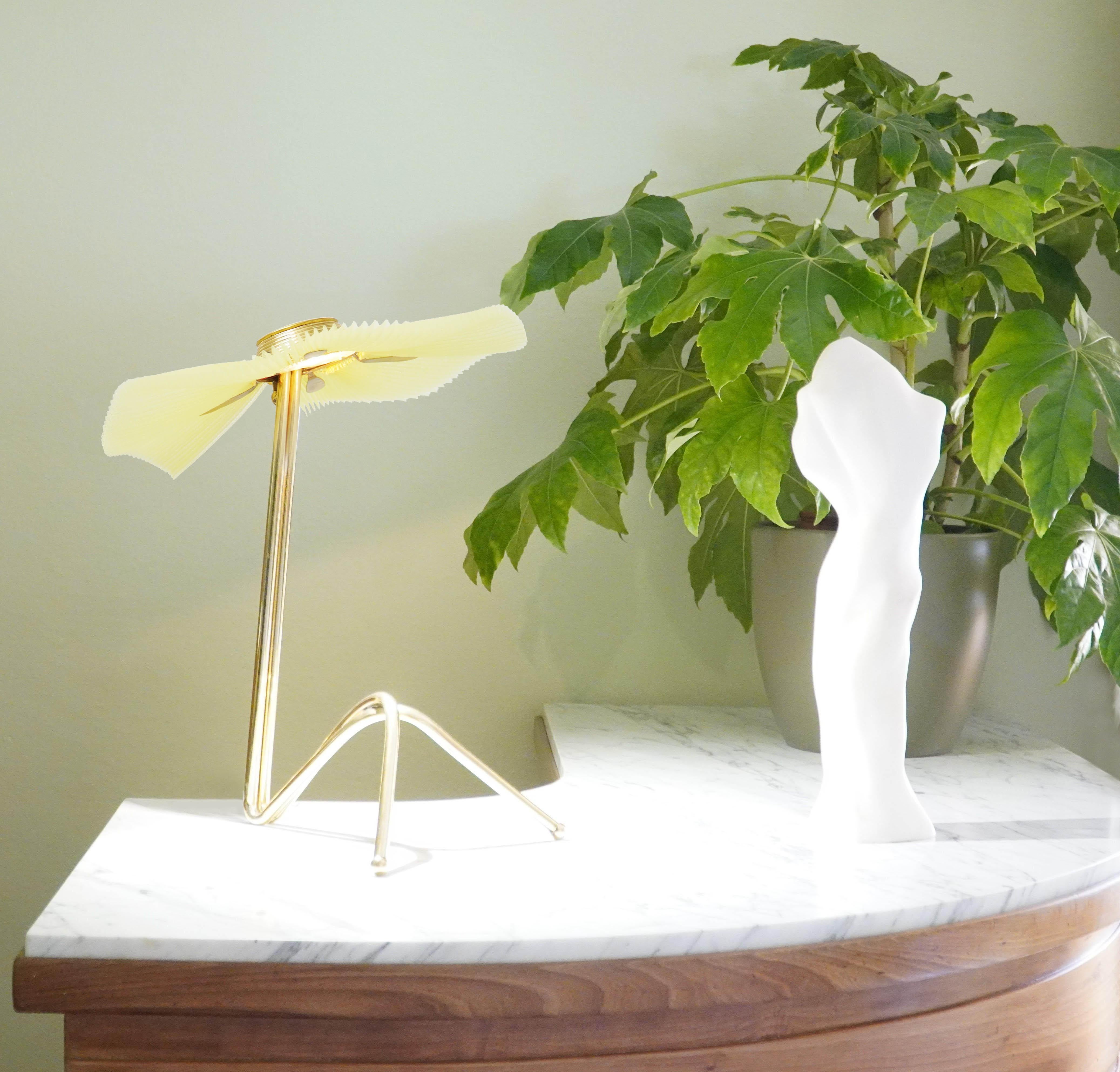 Lampe de dame sculptée Freevolle, abat-jour citron, corps en laiton en vente 2
