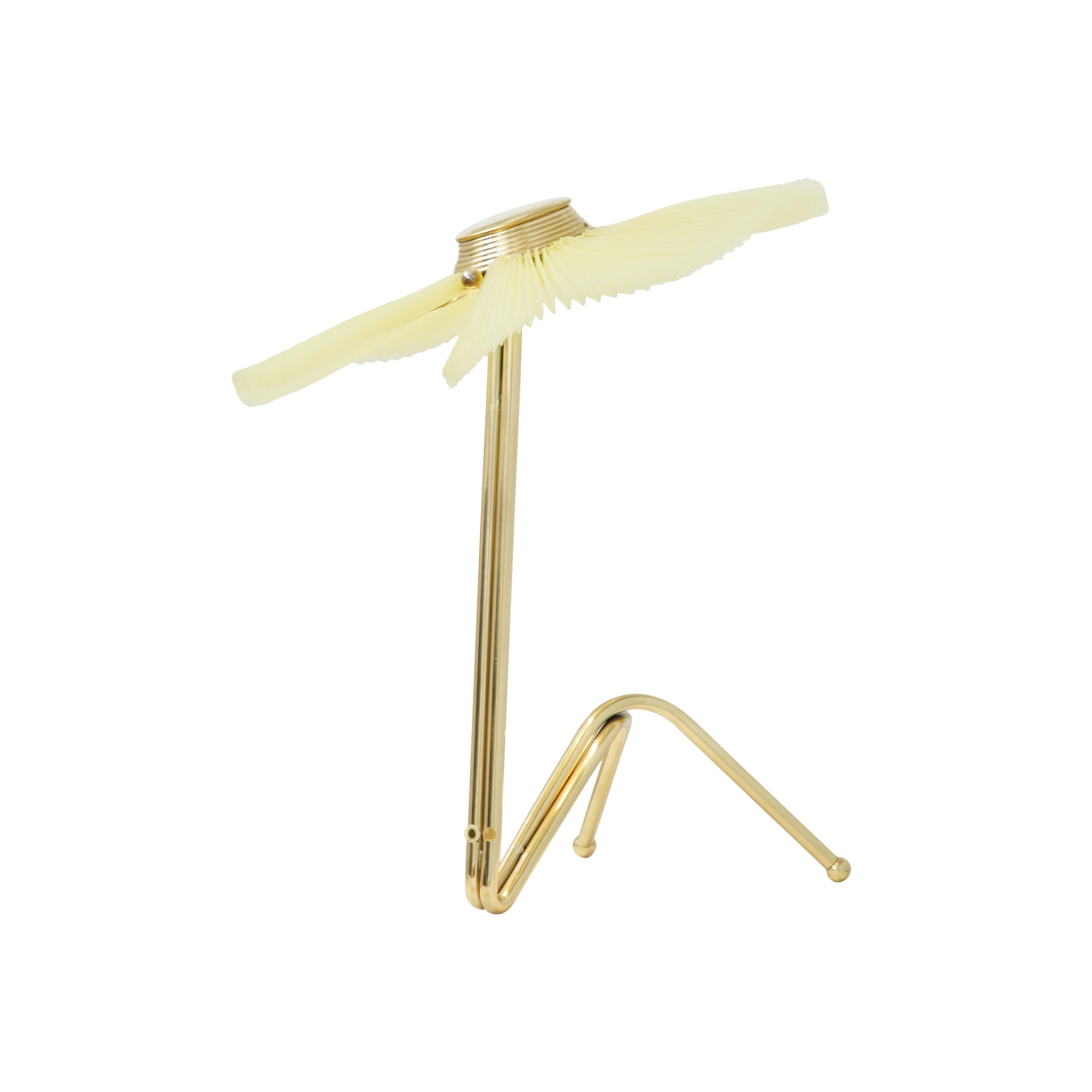 Moderne Lampe de dame sculptée Freevolle, abat-jour citron, corps en laiton en vente