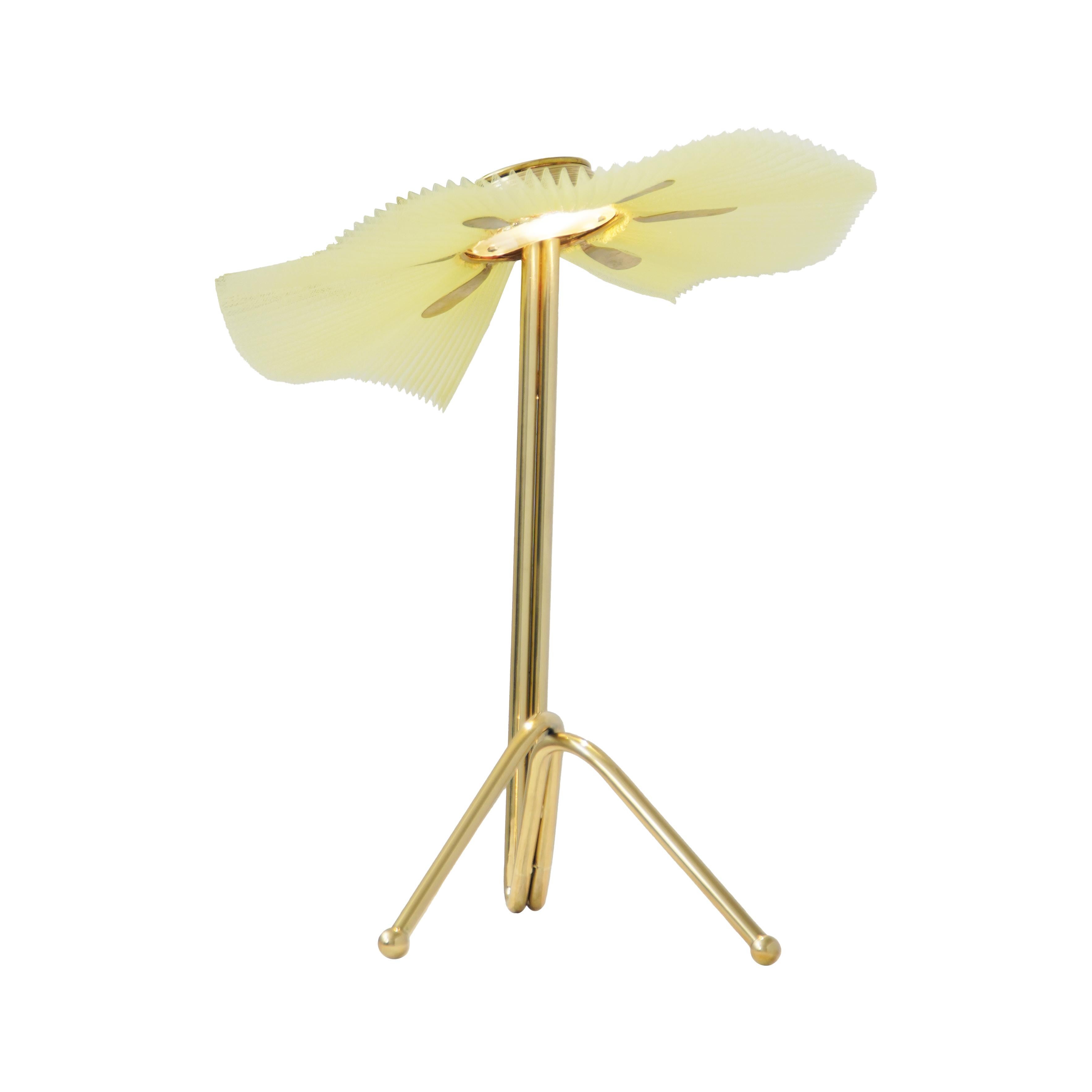 italien Lampe de dame sculptée Freevolle, abat-jour citron, corps en laiton en vente